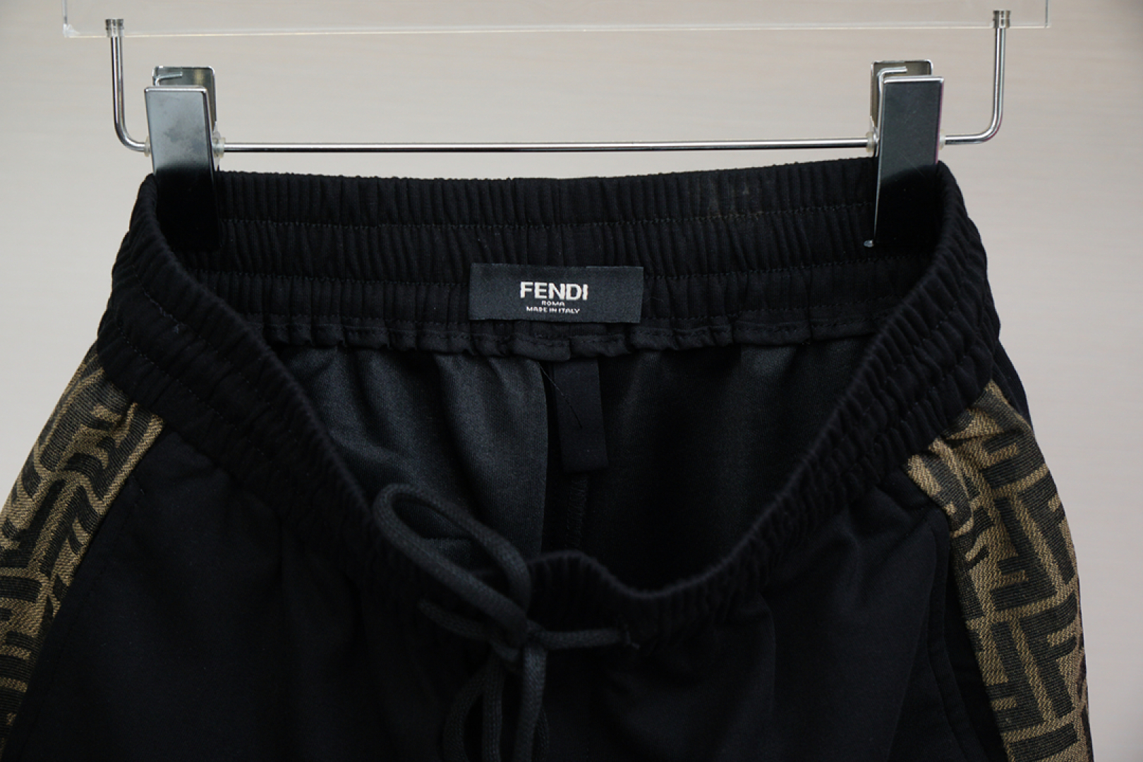 
Fendi 芬迪，
2025爆款短裤，精选超薄纯棉面料，细滑舒适的穿着感，刺绣Logo满满高级感风格。