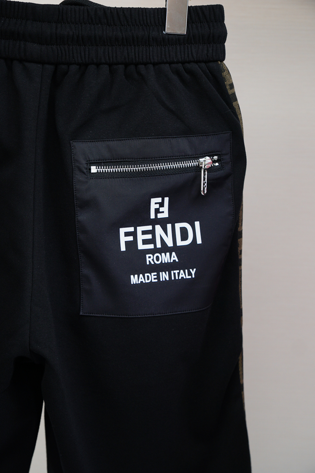 
Fendi 芬迪，
2025爆款短裤，精选超薄纯棉面料，细滑舒适的穿着感，刺绣Logo满满高级感风格。