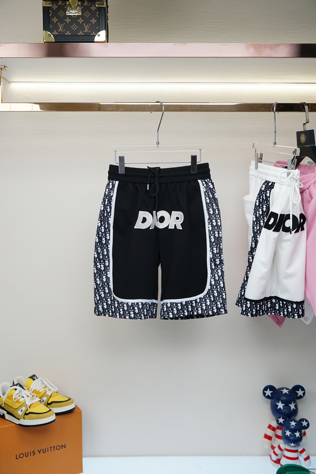 
Dior 迪奥
2025爆款短裤，精选超薄纯棉面料，细滑舒适的穿着感，刺绣Logo满满高级感风格。细节