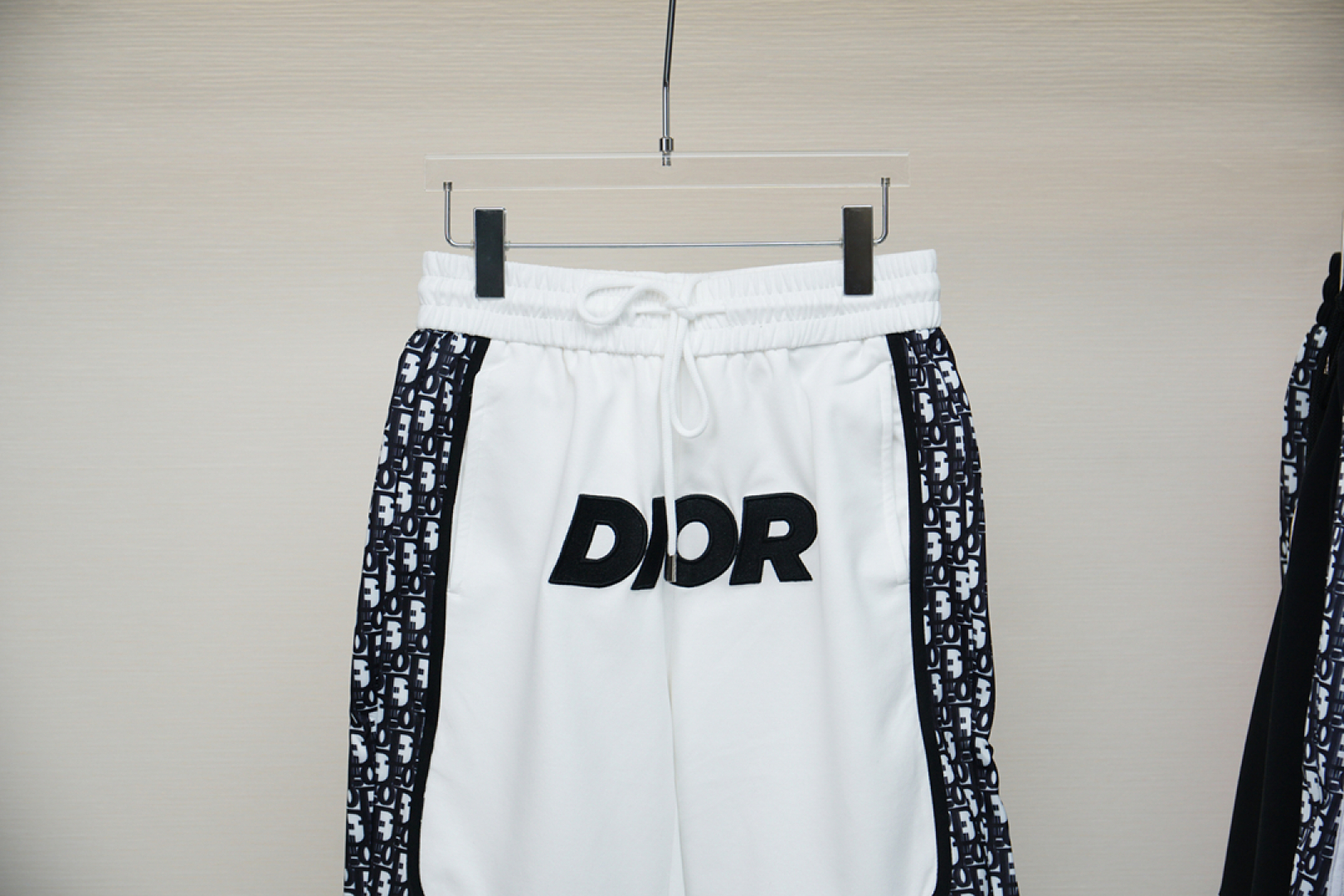 
Dior 迪奥
2025爆款短裤，精选超薄纯棉面料，细滑舒适的穿着感，刺绣Logo满满高级感风格。细节
