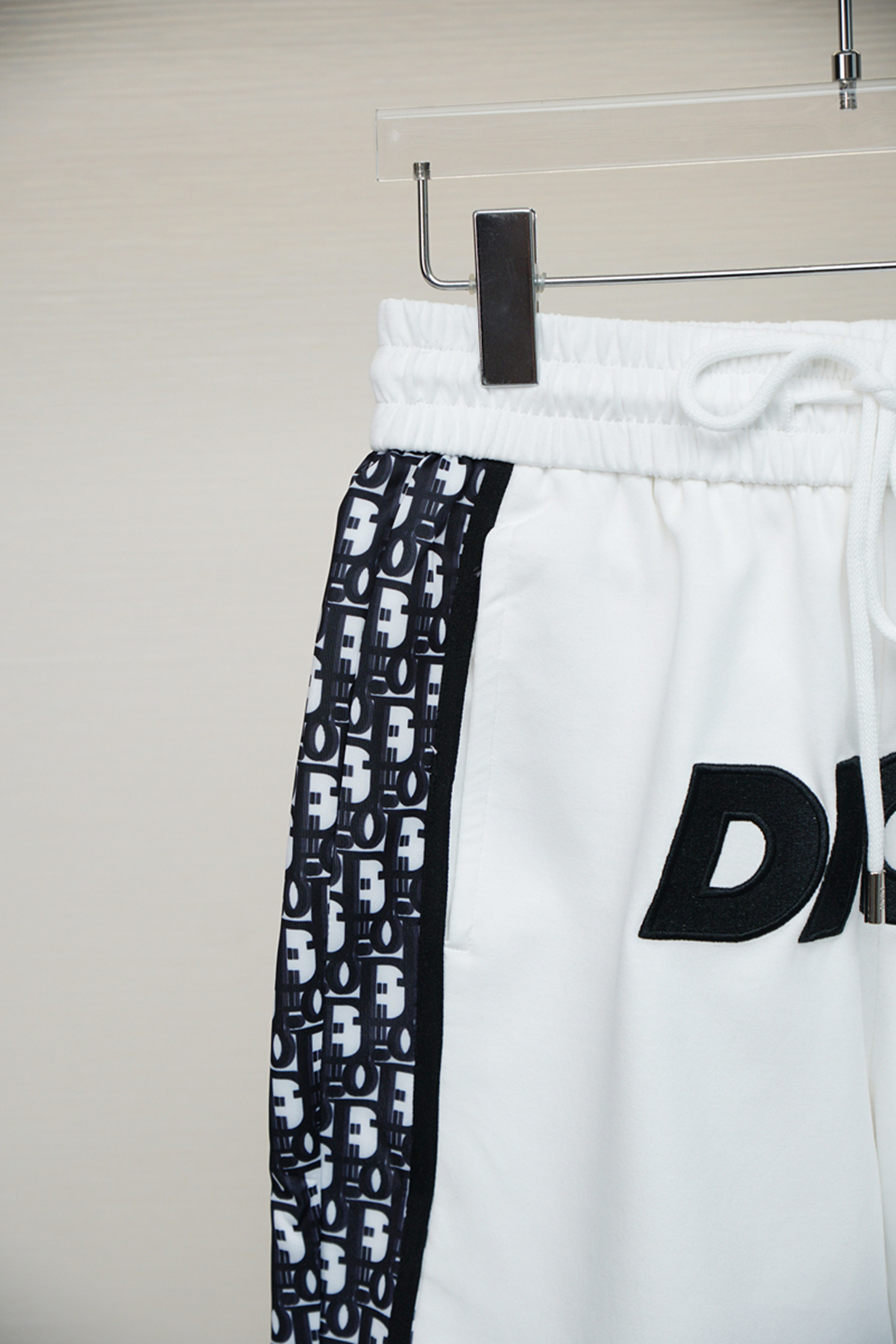 
Dior 迪奥
2025爆款短裤，精选超薄纯棉面料，细滑舒适的穿着感，刺绣Logo满满高级感风格。细节