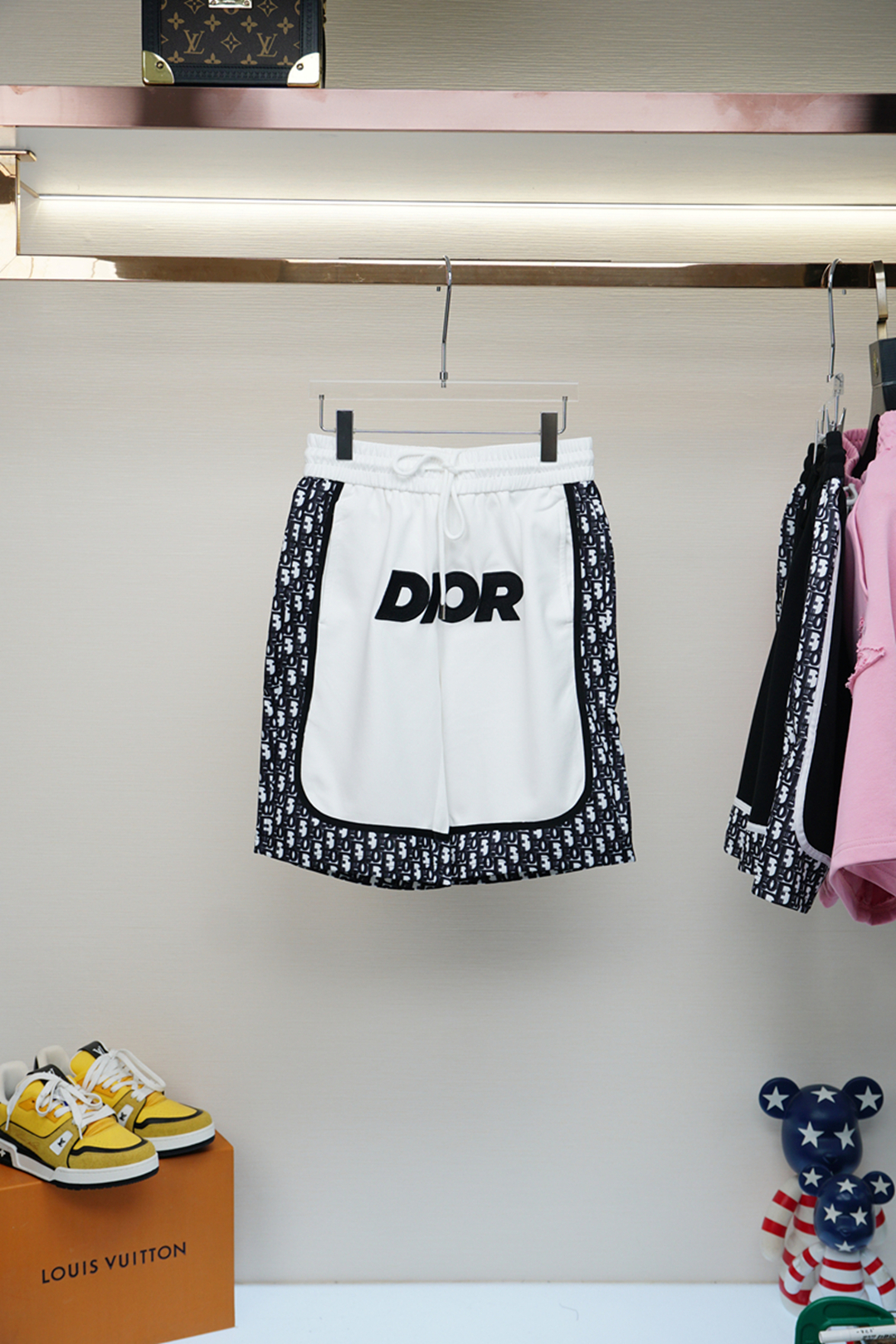 
Dior 迪奥
2025爆款短裤，精选超薄纯棉面料，细滑舒适的穿着感，刺绣Logo满满高级感风格。细节