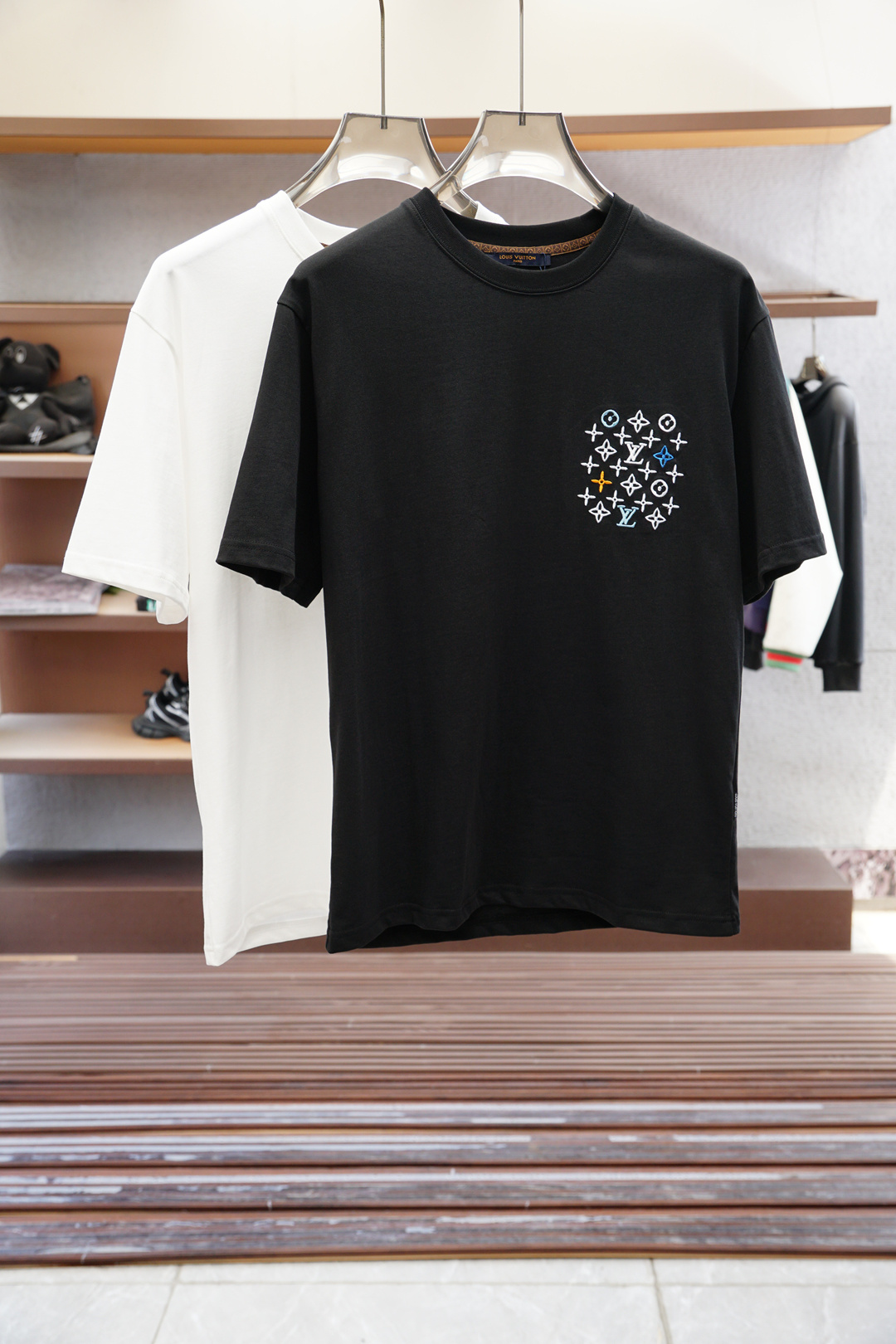 NO:477304,New products of the 2025 Spring and Summer Series LV Louis Vuitton/Men's round neck short-sleeved luxury brand letter digital print with embroidered LOGO logo to illustrate the upper body. You can experience the youth and fashion sense brought by this design!  The overall style is fashionable and trendy, using top European double-sided mercerized cotton fabric, soft, skin-friendly and breathable, and has a very crisp and drape feeling. The upper body is fashionable and fashionable, and it is a must-have item in summer!  2 colors optional # Size M-3XL, louis vuitton,louis vuitton,t-shirt,alexander wang198609092025春夏系列新品 LV 路易威登/男士圆领短袖奢华品牌字母数码印花加刺绣LOGO标识标注上身就能体会这款设计带来的年轻与时尚感！整体时尚而有潮流,采用顶级欧洲双面丝光棉面料 柔软亲肤透气 ,又有很好的挺括 垂感 上身时尚潮流色系,夏季必备单品！2色可选#尺码M-3XL,,louis vuitton,louis vuitton,T-shirt,alexander wang,Men's clothing