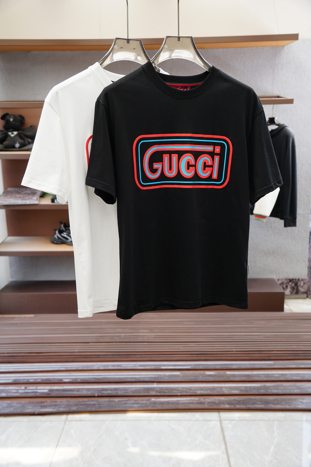 NO:477295,2025 Spring and Summer Series New Product Gucci/Men's Round Neck Short Sleeve Luxury Brand Letter Digital Printing Logo Logo Logo Logo Logo Logo to the upper body to experience the youthfulness and fashion brought by this design!  The overall style is fashionable and trendy, using top European double-sided mercerized cotton fabric, soft, skin-friendly and breathable, and has a very crisp and drape feeling. The upper body is fashionable and fashionable, and it is a must-have item in summer!  2 colors available #size M-3XL, gucci, T-shirt, alexander wang198609092025春夏系列新品 Gucci 古奇/男士圆领短袖奢华品牌字母数码印花LOGO标识标注上身就能体会这款设计带来的年轻与时尚感！整体时尚而有潮流,采用顶级欧洲双面丝光棉面料 柔软亲肤透气 ,又有很好的挺括 垂感 上身时尚潮流色系,夏季必备单品！2色可选#尺码M-3XL,,gucci,T-shirt,alexander wang,Men's clothing