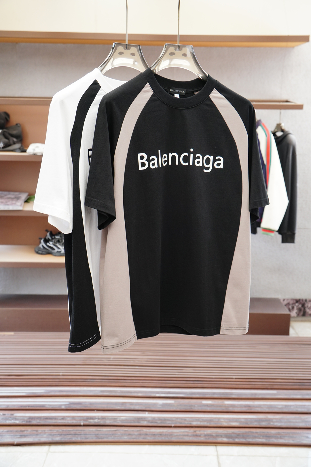 NO:521905,Balenciaga, 2025ss series new products for men's round neck short sleeves, luxury brand digital printed LOGO logo decoration seal on the upper body can experience the youthfulness and fashion sense brought by this design!  The overall style is fashionable and trendy. The fabric is made of top-grade mercerized cotton fabric, soft, skin-friendly and breathable, and has a very crisp and drape feeling. The upper body is fashionable and fashionable, and it is a must-have item for trendy men!  4 colors available #size M-3XL, balenciaga, T-shirt, alexander wang19860909巴黎世家, 2025ss系列新品男士圆领短袖胸前奢华品牌数码印花LOGO标识饰章上身就能体会这款设计带来的年轻与时尚感！整体时尚而有潮流,面料采用顶级丝光棉面料 柔软亲肤透气 ,又有很好的挺括 垂感 上身时尚潮流色系,潮男必备单品！4色可选#尺码M-3XL,,balenciaga,T-shirt,alexander wang,Men's clothing