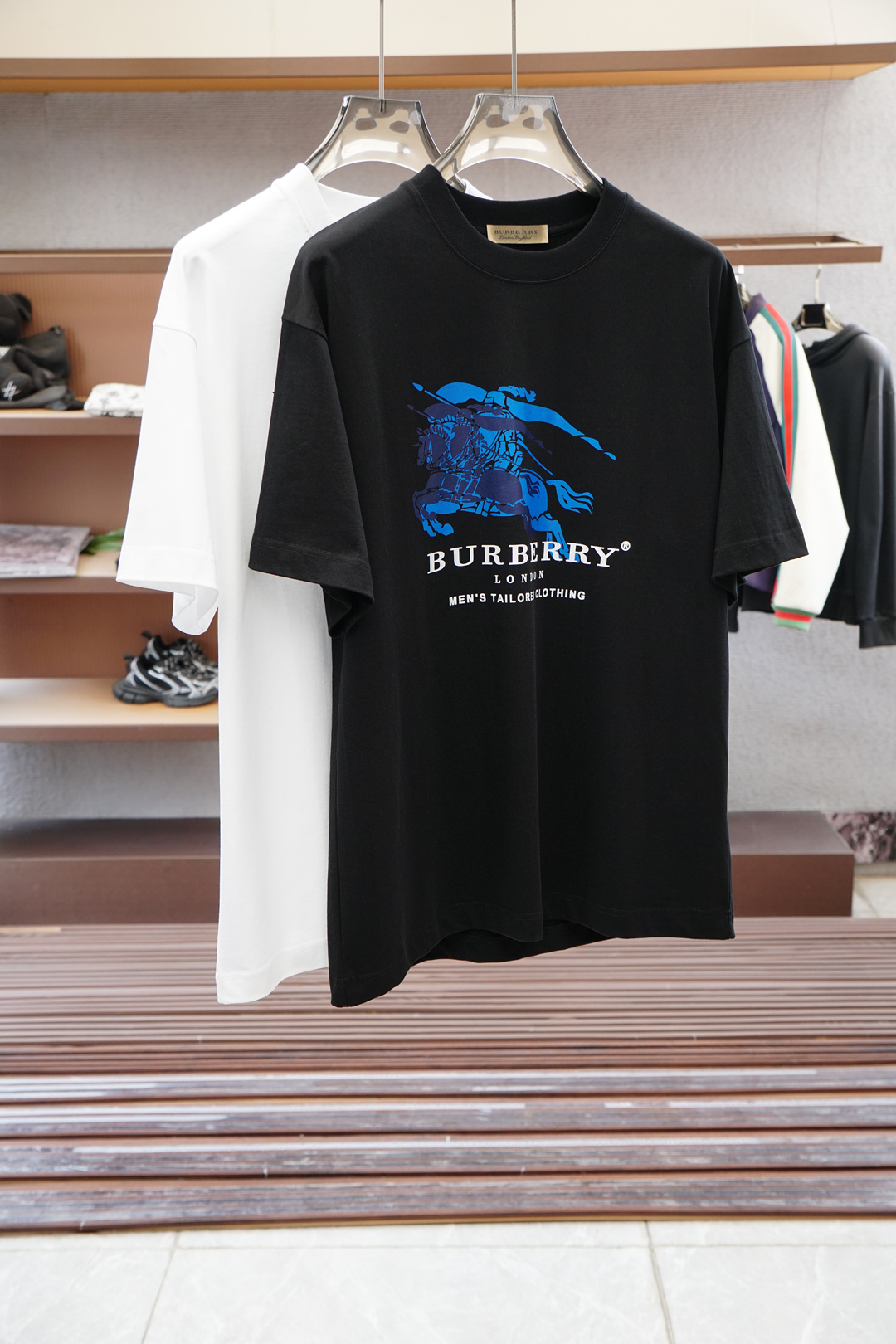 NO:521903,BBR Burberry, 2025ss series new products for men's round neck short sleeves, luxury brand digital printed LOGO logo decoration seal on the upper body can experience the youthfulness and fashion sense brought by this design!  The overall style is fashionable and trendy. The fabric is made of top-grade mercerized cotton fabric, soft, skin-friendly and breathable, and has a very crisp and drape feeling. The upper body is fashionable and fashionable, and it is a must-have item for trendy men!  2 colors available #size M-3XL, burberry, T-shirt, alexander wang19860909BBR 巴宝莉, 2025ss系列新品男士圆领短袖胸前奢华品牌数码印花LOGO标识饰章上身就能体会这款设计带来的年轻与时尚感！整体时尚而有潮流,面料采用顶级丝光棉面料 柔软亲肤透气 ,又有很好的挺括 垂感 上身时尚潮流色系,潮男必备单品！2色可选#尺码M-3XL,,burberry,T-shirt,alexander wang,Men's clothing