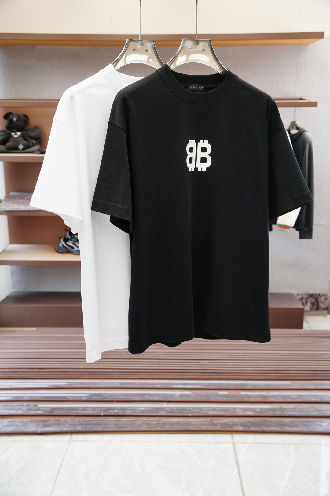 NO:521907,Balenciaga - 2025ss series new products for men's round neck short sleeves, luxury brand digital printed LOGO logo decoration seal on the upper body can experience the youthfulness and fashion sense brought by this design!  The overall style is fashionable and trendy. The fabric is made of top-grade mercerized cotton fabric, soft, skin-friendly and breathable, and has a very crisp and drape feeling. The upper body is fashionable and fashionable, and it is a must-have item for trendy men!  2 colors available #size M-3XL, balenciaga, T-shirt, alexander wang19860909巴黎世家- 2025ss系列新品男士圆领短袖胸前奢华品牌数码印花LOGO标识饰章上身就能体会这款设计带来的年轻与时尚感！整体时尚而有潮流,面料采用顶级丝光棉面料 柔软亲肤透气 ,又有很好的挺括 垂感 上身时尚潮流色系,潮男必备单品！2色可选#尺码M-3XL,,balenciaga,T-shirt,alexander wang,Men's clothing