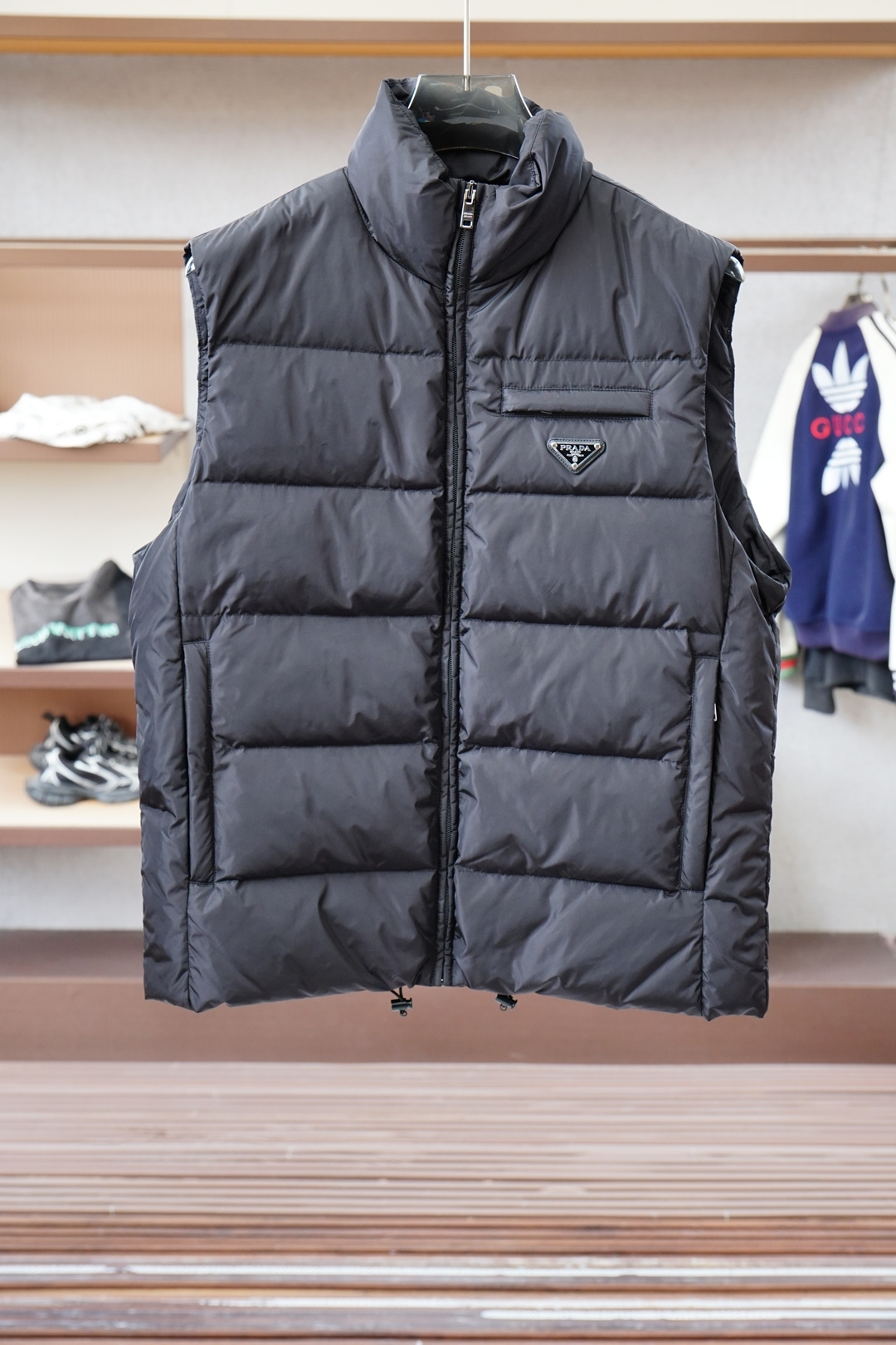 NO:598217,Prada - 2025 autumn and winter popular down jacket vest, imported 90 thickened 400g velvet, stronger warmth, counter 1.1 top replica, original hardware, no difference, the highest version on the market,, prada, prada, down jacket, alexander wang19860909Prada普拉达-2025秋冬爆款羽绒服马甲,进口90加厚400克绒,保暖性更强,专柜1.1顶级复刻,原版五金,无任何区别,市场最高版本,,prada,prada,down jacket,alexander wang,Men's clothing