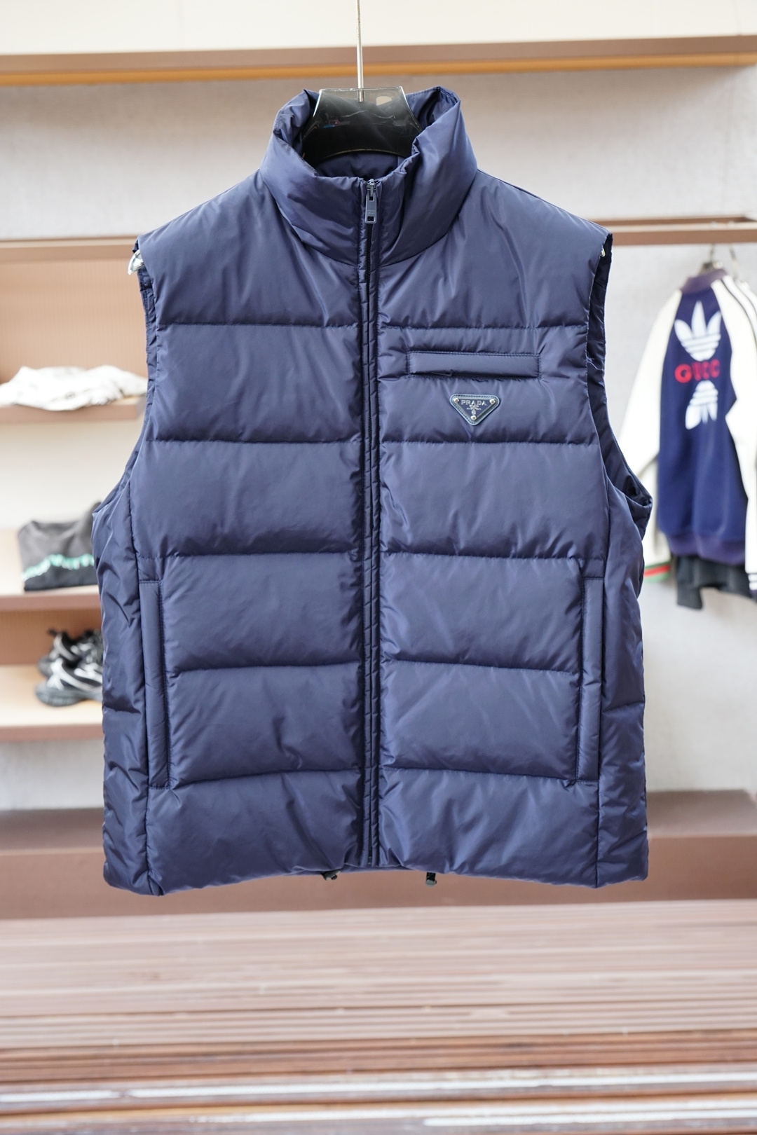 NO:645442,Prada - 2025 autumn and winter popular down jacket vest, imported 90 thickened 400g velvet, stronger warmth, counter 1.1 top replica, original hardware, no difference, the highest version on the market,, prada, prada, down jacket, alexander wang19860909Prada普拉达-2025秋冬爆款羽绒服马甲,进口90加厚400克绒,保暖性更强,专柜1.1顶级复刻,原版五金,无任何区别,市场最高版本,,prada,prada,down jacket,alexander wang,Men's clothing