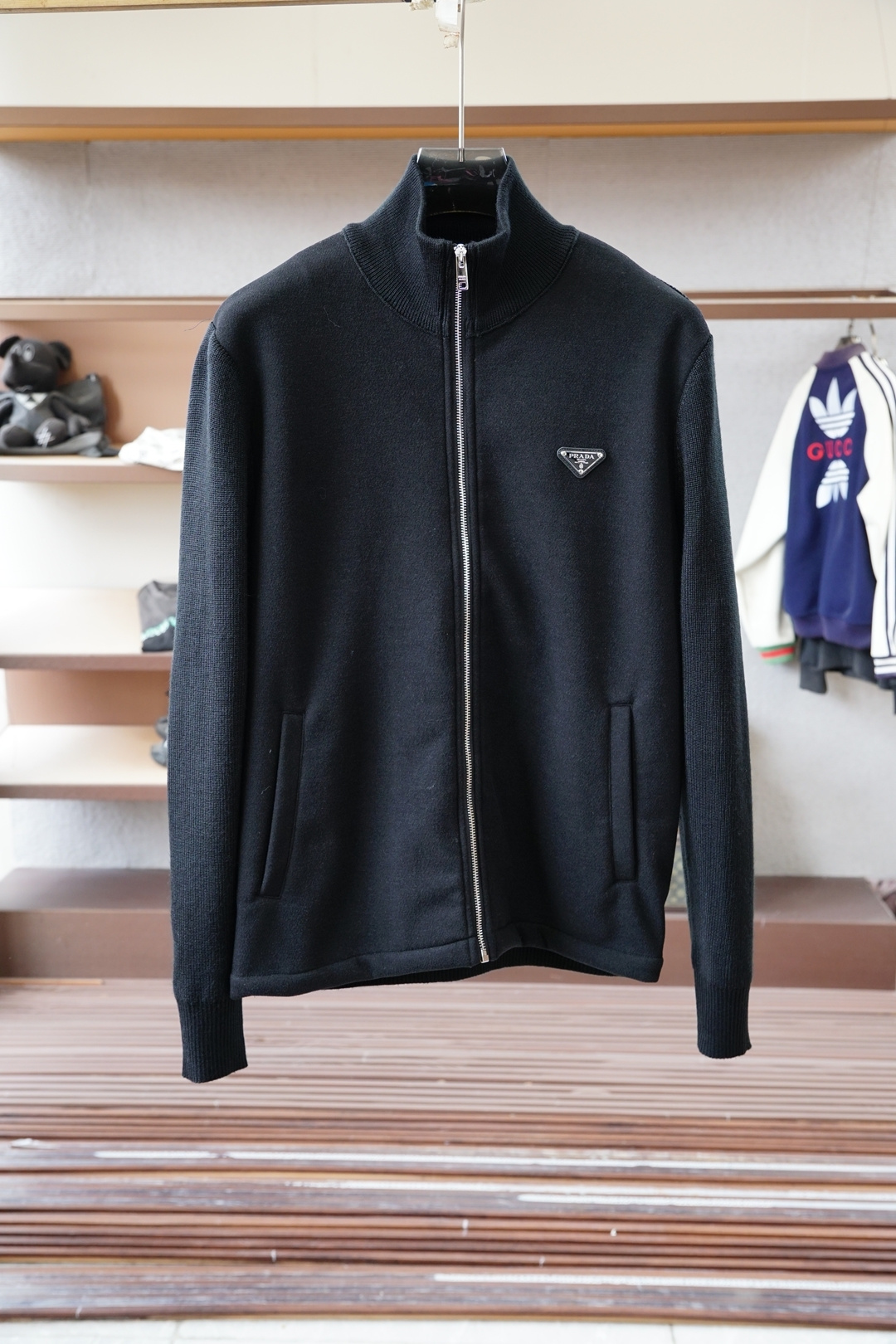 NO:598191,- Prada Prada/highly recommended!  2025aw autumn and winter new styles, synchronized with counters, fashionable and classic basic ecru jacquard logo knitted thickened cardigan jacket. Must-have style for autumn and winter. Made of wool blended sweater and thickened sweater, exquisite, simple and generous logo embellishment design. There is no too complicated craftsmanship. What is played is the fusion of design and material. Simple European style. With imported wool knitted fabric, it is an artifact for autumn and winter!  Size M-3XL,,prada,prada,jackets & coats,sweaters,alexander wang19860909- Prada普拉达/重磅推荐！2025aw秋冬新款 专柜同步 时尚经典基础款本色提花logo针织加厚开衫外套.秋冬必备款 采用羊毛混纺针织衫加厚毛衣,精致简洁大方logo点缀设计 没有过多复杂的工艺 玩的就是设计与材质的融合 简约的欧风 配以进口羊毛针织面料,秋冬季打底神器！尺码M-3XL,,prada,prada,jackets & coats,sweaters,alexander wang,Men's clothing