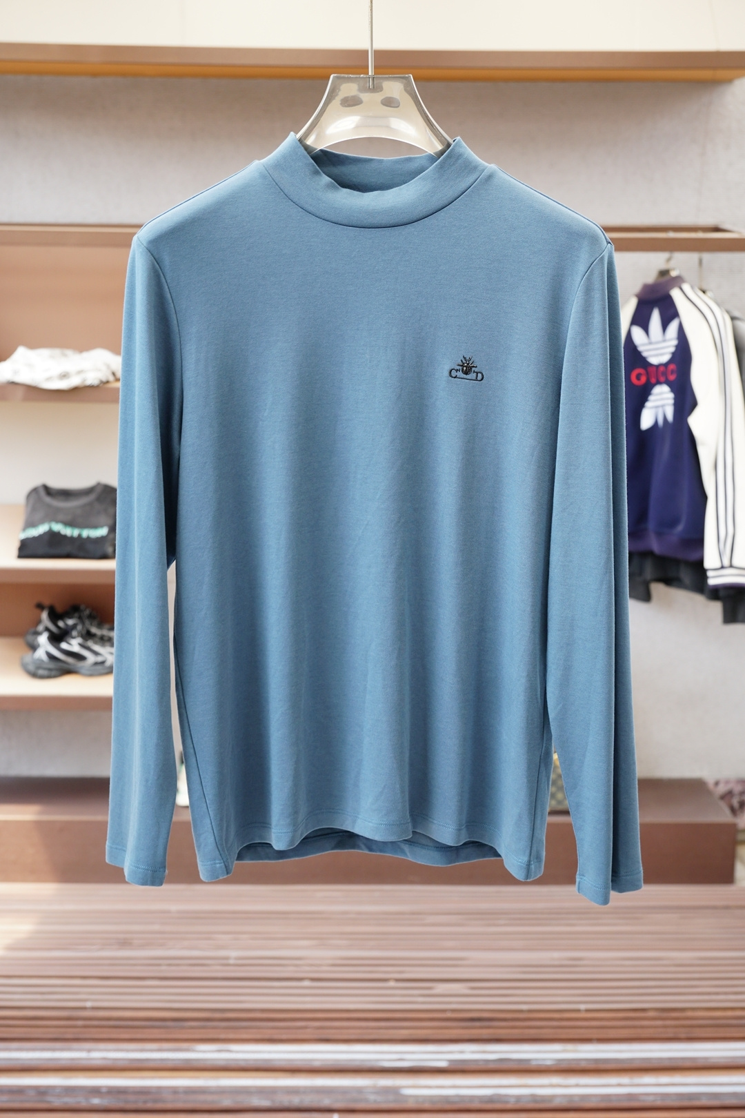 NO:625011,Dior Dior - 2025 Autumn and Winter Style Fabric: De Jong brushed fabric. The surface of the fabric is made of raw wool and has a smooth texture, making it comfortable to wear. The fabric surface feels soft and waxy like clouds and is gently wrapped. The texture is unique and the structure is stable. The collar adopts a pull-neck structure and is cleverly embellished with textured patch embroidery on the front and rear panels, which is rich in layers and full of design. Color: Black Gray Green Size M-3XL  Slightly wide version with long sleeves T,,dior,dior,alexander wang19860909Dior迪奥-2025 秋冬款 面料: 德容磨毛面料.面料表面食毛做磨毛工艺肌理平整,穿着亲肤舒适,布面触感软糯如云朵般温柔包裹,质感独特且结构稳定.衣领采用拉领结构,配合前后幅纹理贴布刺绣的巧妙点缀,层次丰富且充满设计感. 颜色: 黑色 灰绿 码数M-3XL 版型微阔长袖T,,dior,dior,alexander wang,Men's clothing