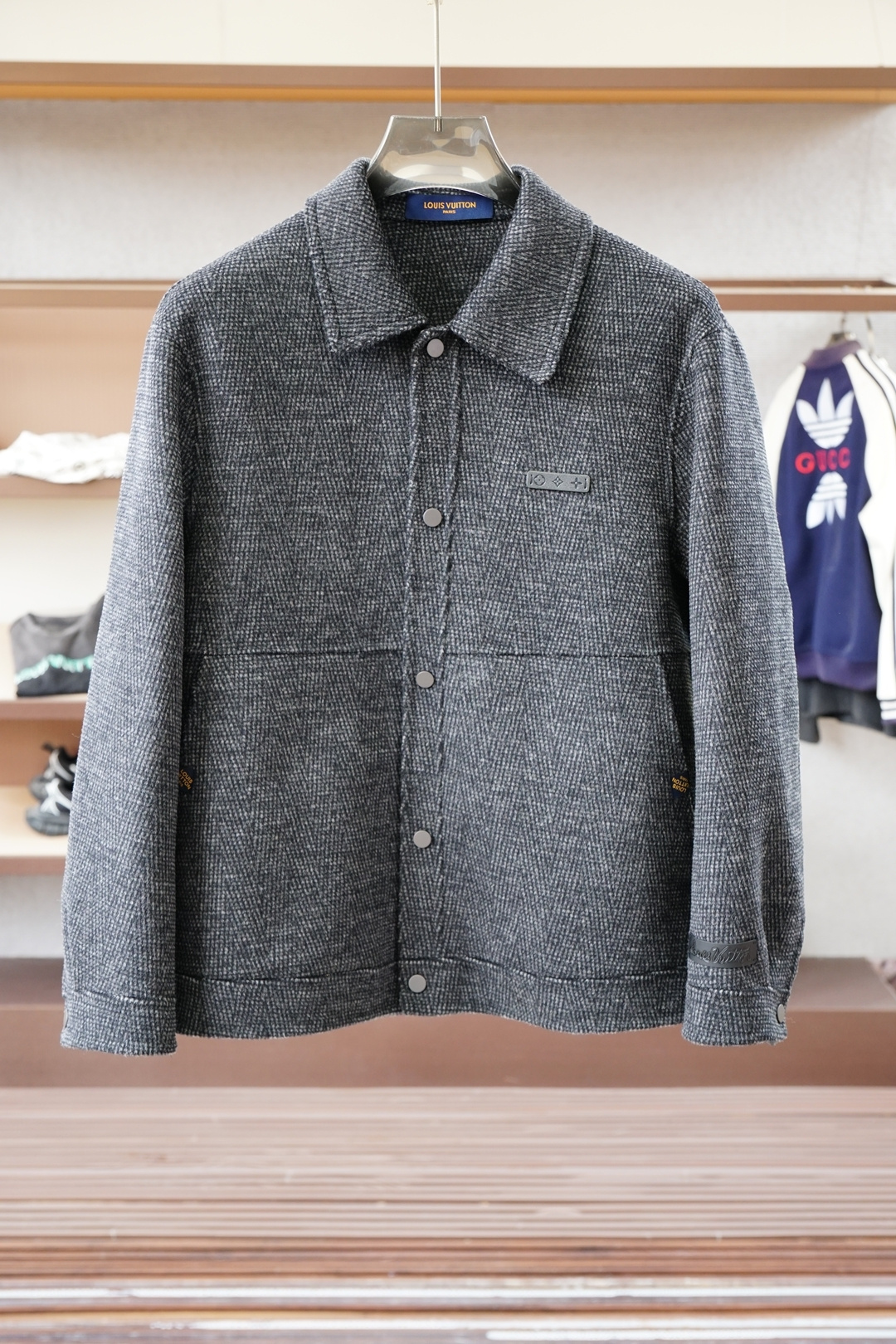 NO:573575,LV-Louis Vuitton lamps-new products for autumn and winter, advanced customization, classic wool cashmere jackets and suits, you won’t want to take them off when you put them on, high-end goods, high-quality imported customized materials, customized fabrics, more texture, high-end metallic button attachments, every detail is taken into consideration, the workmanship is really exquisite, the wiring is fine and well-proportioned, no excess threads, high-quality fashion, the best product for various occasions, whether it is business or leisure!  It is definitely an eye-catching style not to be missed. It shows the fashionable charm ~ Sizes S-2XL (model 173/120 pounds)19860909LV-路意威灯-秋冬新品 高级定制 经典之作爆羊毛羊绒外套西装 穿上就不想脱下来 高端好货 高品质进口定制材质 定制面料 更加有质感 高档金属质感纽扣附料 在细节上考虑的面面俱到 做工真的极其精湛 走线细密匀称 毫无多余线头 高品质时装 无论是商务还是休闲时候都能胜任各种场合的最佳强货！绝对是不容错过的吸睛款 尽显时尚魅力风尚~尺码S-2XL模特173/120斤S偏大一号）,,louis vuitton,jackets & coats,business suit,alexander wang,Men's clothing