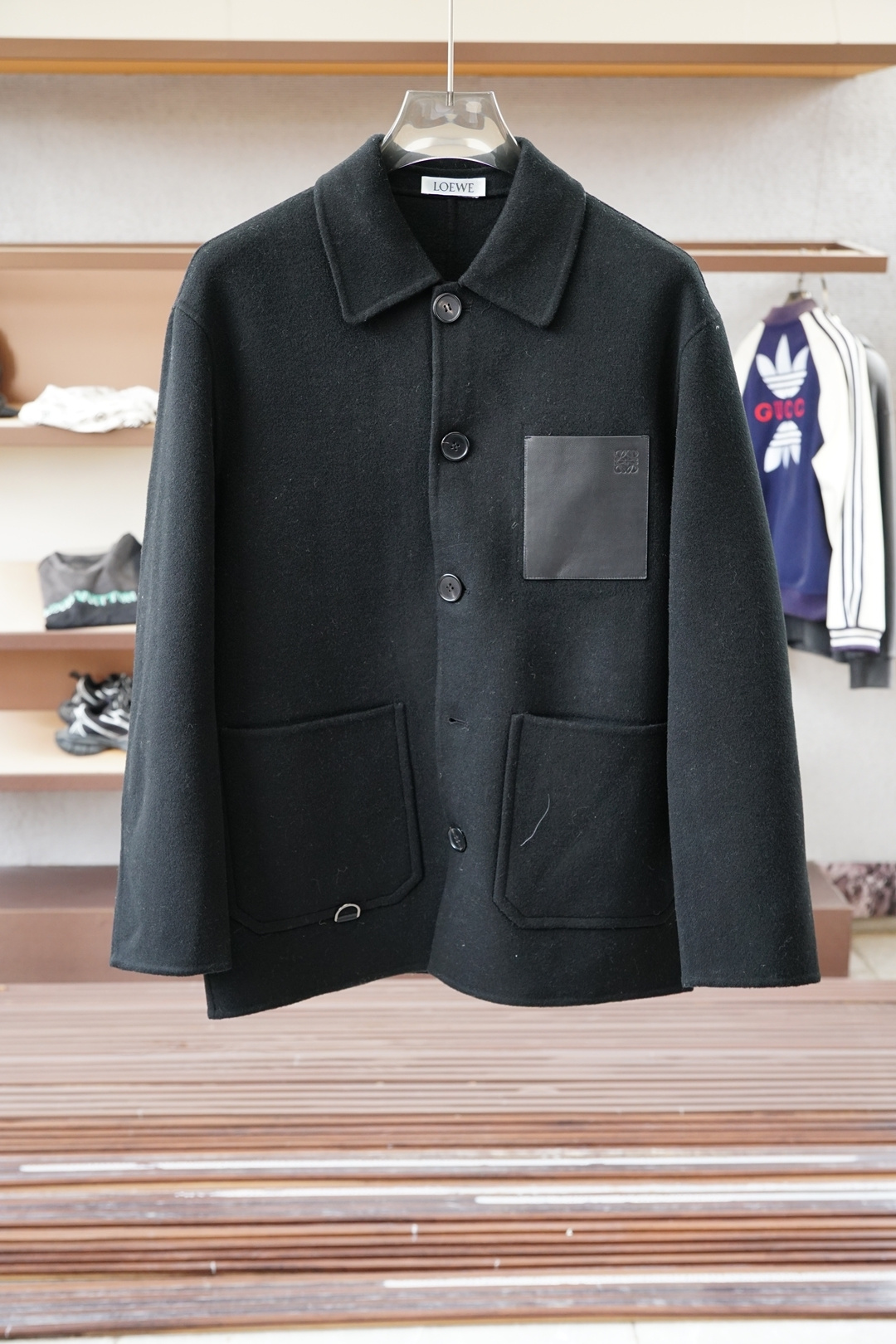 NO:573574,- Loewe Loewe - 2025 autumn and winter new products, advanced customization, classic woolen jackets and suits, you won’t want to take them off when you put them on, high-end products, high-quality imported customized materials, customized fabrics, more texture, high-end metal button attachments, every detail is considered, the workmanship is really exquisite, the wiring is fine and well-proportioned, no excess threads, high-quality fashion, the best product for various occasions, whether it is business or leisure time!  It is definitely an eye-catching style not to be missed. It shows the fashionable charm ~ Sizes S-2XL (model 173/120 pounds) (S is one size larger),,loewe,loewe,jackets & coats,business suit,alexander wang19860909- Loewe罗意威-2025秋冬新品 高级定制 经典之作爆羊毛外套西装 穿上就不想脱下来 高端好货 高品质进口定制材质 定制面料 更加有质感 高档金属质感纽扣附料 在细节上考虑的面面俱到 做工真的极其精湛 走线细密匀称 毫无多余线头 高品质时装 无论是商务还是休闲时候都能胜任各种场合的最佳强货！绝对是不容错过的吸睛款 尽显时尚魅力风尚~尺码S-2XL模特173/120斤S偏大一号）,,loewe,loewe,jackets & coats,business suit,alexander wang,Men's clothing