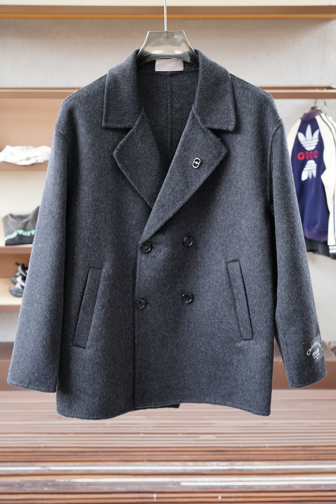 NO:573572,Dior Dior - 2025 autumn and winter new products, advanced customization, classic wool cashmere jacket and suit, you don't want to take it off when you put it on, high-end goods, high-quality imported customized materials, customized fabrics, more texture, high-end metallic button attachments, every detail is considered, the workmanship is really exquisite, the wiring is fine and well-proportioned, no excess threads, high-quality fashion, the best product for various occasions, whether it is business or leisure time!  It is definitely an eye-catching style not to be missed. It shows the fashionable charm ~ Sizes S-2XL (model 173/120 pounds)19860909Dior迪奥-2025秋冬新品 高级定制 经典之作爆羊毛羊绒外套西装 穿上就不想脱下来 高端好货 高品质进口定制材质 定制面料 更加有质感 高档金属质感纽扣附料 在细节上考虑的面面俱到 做工真的极其精湛 走线细密匀称 毫无多余线头 高品质时装 无论是商务还是休闲时候都能胜任各种场合的最佳强货！绝对是不容错过的吸睛款 尽显时尚魅力风尚~尺码S-2XL模特173/120斤S偏大一号）,,dior,dior,jackets & coats,business suit,alexander wang,Men's clothing