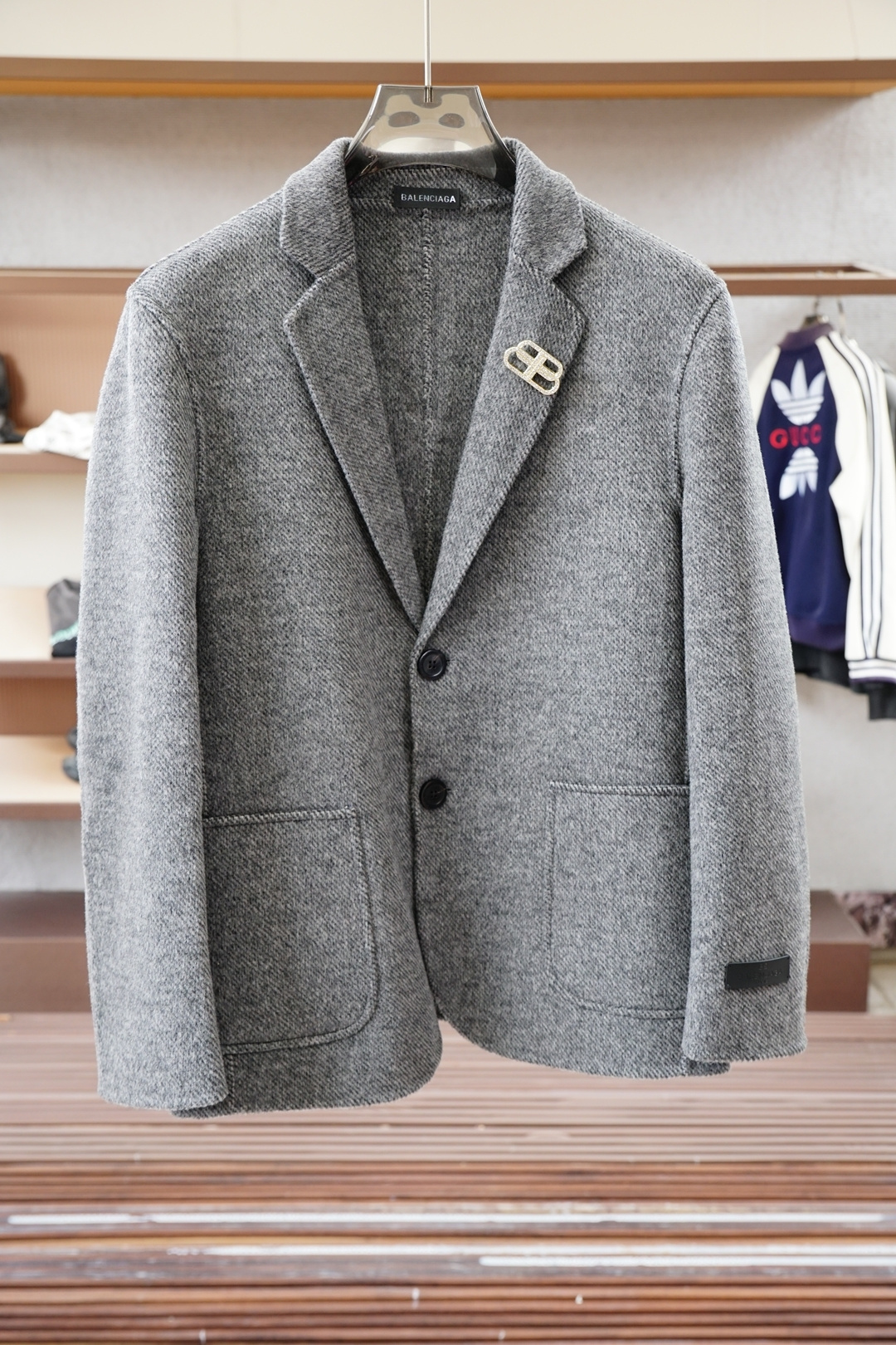 NO:573570,Balenciaga - 2025 autumn and winter new products, advanced customization, classic wool cashmere jacket and suit, you don't want to take it off when you put it on, high-end goods, high-quality imported customized materials, customized fabrics, more texture, high-end metallic button attachments, every detail is considered, the workmanship is really exquisite, the wiring is fine and well-proportioned, no excess threads, high-quality fashion, the best product for various occasions, whether it is business or leisure time!  It is definitely an eye-catching style not to be missed. It shows the fashionable charm ~ Sizes S-2XL (model 173/120 pounds (S is one size larger)),,balenciaga,jackets & coats,business suit,alexander wang19860909巴黎世家-2025秋冬新品 高级定制 经典之作爆羊毛羊绒外套西装 穿上就不想脱下来 高端好货 高品质进口定制材质 定制面料 更加有质感 高档金属质感纽扣附料 在细节上考虑的面面俱到 做工真的极其精湛 走线细密匀称 毫无多余线头 高品质时装 无论是商务还是休闲时候都能胜任各种场合的最佳强货！绝对是不容错过的吸睛款 尽显时尚魅力风尚~尺码S-2XL模特173/120斤S偏大一号）,,balenciaga,jackets & coats,business suit,alexander wang,Men's clothing