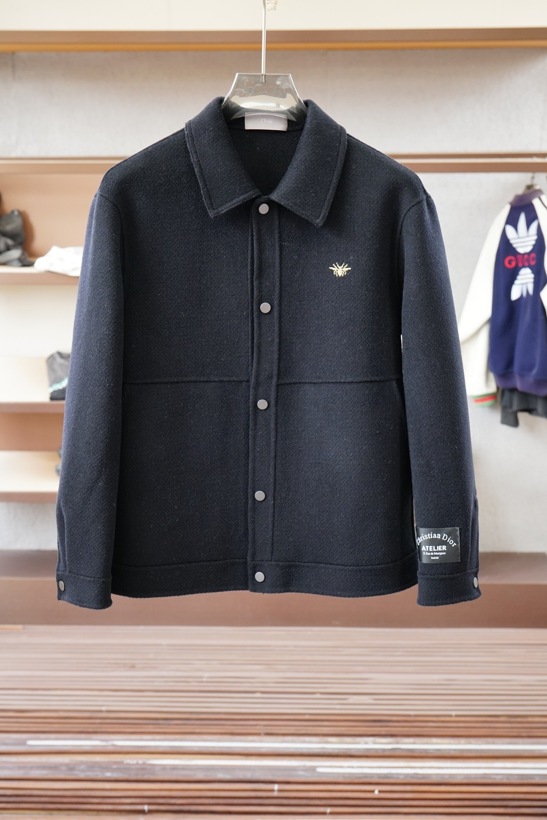 NO:573568,Dior Dior-5 new autumn and winter products, advanced customization, classic wool cashmere jacket with stand-up collar, you don’t want to take it off, high-end goods, high-quality imported customized materials, customized fabrics, more texture, high-end metal button attachments, meticulous attention to detail, extremely exquisite workmanship, fine and well-proportioned wiring, no excess threads, high-quality fashion, the best product for various occasions, whether it is business or leisure!  It is definitely an eye-catching style not to be missed. It shows the fashionable charm ~ Sizes S-2XL (model 173/120 pounds, S is one size larger),, dior, dior, jackets & coats, alexander wang19860909Dior迪奥-5秋冬新品 高级定制 经典之作爆羊毛羊绒外套立领穿上就不想脱下来 高端好货 高品质进口定制材质 定制面料 更加有质感 高档金属质感纽扣附料 在细节上考虑的面面俱到 做工真的极其精湛 走线细密匀称 毫无多余线头 高品质时装 无论是商务还是休闲时候都能胜任各种场合的最佳强货！绝对是不容错过的吸睛款 尽显时尚魅力风尚~尺码S-2XL模特173/120斤S偏大一号）,,dior,dior,jackets & coats,alexander wang,Men's clothing