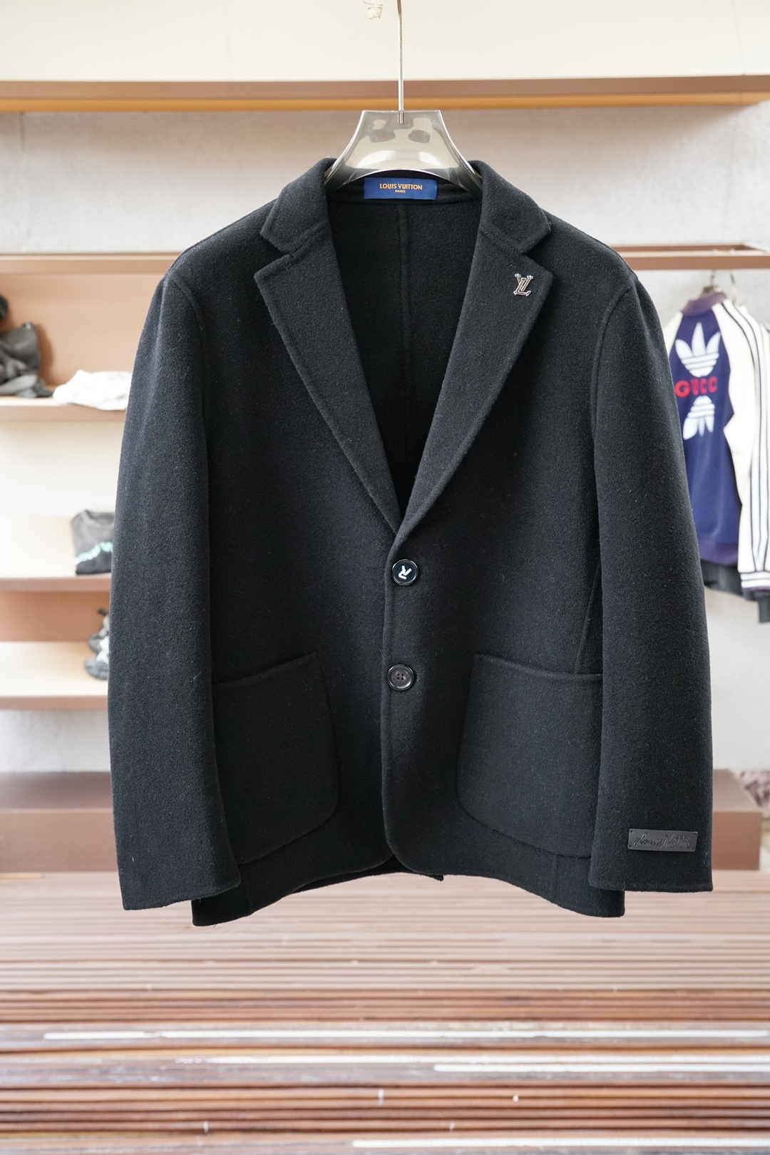 NO:573566,LV, Louis Vuitton - 2025 new products, advanced customization, classic wool cashmere jacket and suit, you won’t want to take it off when you put it on, high-end goods, high-quality imported customized materials, customized fabrics, more texture, high-end metallic button attachments, every detail is considered, the workmanship is really exquisite, the wiring is fine and well-proportioned, no excess threads, high-quality fashion, the best product for various occasions, whether it is business or leisure time!  It is definitely an eye-catching style not to be missed. It shows the fashionable charm ~ Sizes S-2XL (model 173/120 pounds) (S is one size larger),, louis vuitton, louis vuitton, jackets & coats, business suit, alexander wang19860909LV,路易威登-2025新品 高级定制 经典之作爆羊毛羊绒外套西装 穿上就不想脱下来 高端好货 高品质进口定制材质 定制面料 更加有质感 高档金属质感纽扣附料 在细节上考虑的面面俱到 做工真的极其精湛 走线细密匀称 毫无多余线头 高品质时装 无论是商务还是休闲时候都能胜任各种场合的最佳强货！绝对是不容错过的吸睛款 尽显时尚魅力风尚~尺码S-2XL模特173/120斤S偏大一号）,,louis vuitton,louis vuitton,jackets & coats,business suit,alexander wang,Men's clothing