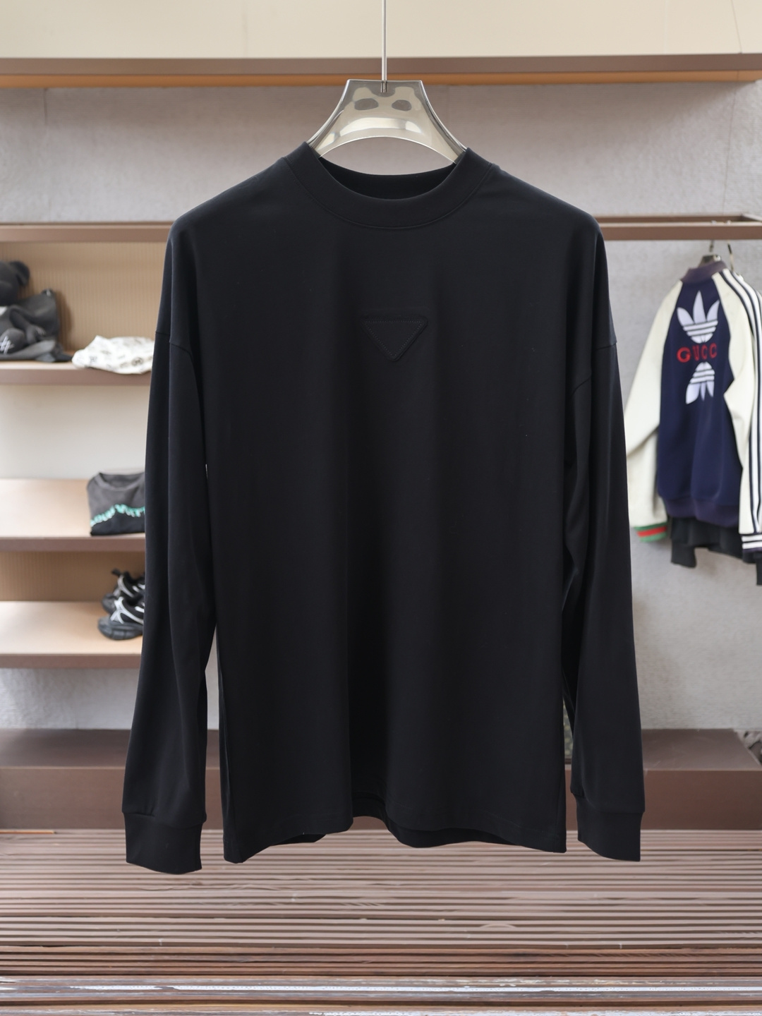 NO:597074,, Prada Prada - 2025 Autumn and Winter Style Fabric: Imported cloud cotton fabric. The fabric is skin-friendly and comfortable to wear, and the fabric feels soft and waxy like clouds. It has a unique texture and stable structure. The collar adopts a pull-neck structure, and the logo on the chest is rich in layers and full of design. Color: Black White Size M-3XL Slightly wide long-sleeved T,, prada, prada, alexander wang19860909,Prada普拉达- 2025 秋冬款 面料: 进口云朵棉面料.面料穿着亲肤舒适,布面触感软糯如云朵般温柔包裹,质感独特且结构稳定.衣领采用拉领结构,胸前Logo层次丰富且充满设计感. 颜色: 黑色 白色 码数M-3XL 版型微阔长袖T,,prada,prada,alexander wang,Men's clothing