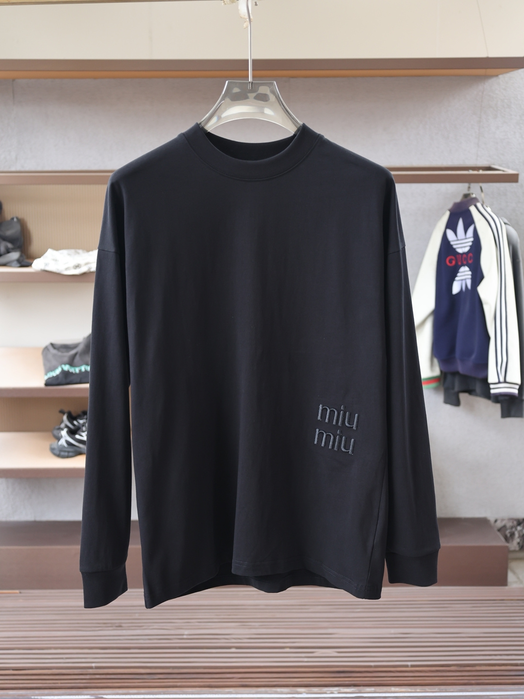 NO:597077,,Miumiu- 2025 Autumn and Winter Style Fabric: Imported cloud cotton fabric. The fabric is skin-friendly and comfortable to wear, and the fabric feels soft and waxy like clouds. It has a unique texture and stable structure. The collar adopts a pull-neck structure, and the logo on the chest is rich in layers and full of design. Color: Black White Size M-3XL Slightly wide long-sleeved T,,miumiu,alexander wang19860909,Miumiu- 2025 秋冬款 面料: 进口云朵棉面料.面料穿着亲肤舒适,布面触感软糯如云朵般温柔包裹,质感独特且结构稳定.衣领采用拉领结构,胸前Logo层次丰富且充满设计感. 颜色: 黑色 白色 码数M-3XL 版型微阔长袖T,,miumiu,alexander wang,Men's clothing