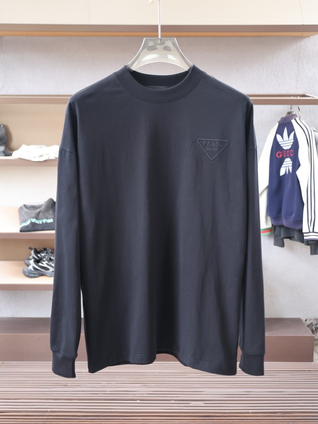 NO:597080,, Prada Prada - 2025 Autumn and Winter Style Fabric: Imported cloud cotton fabric. The fabric is skin-friendly and comfortable to wear, and the fabric feels soft and waxy like clouds. It has a unique texture and stable structure. The collar adopts a pull-neck structure, and the logo on the chest is rich in layers and full of design. Color: Black White Size M-3XL Slightly wide long-sleeved T,, prada, prada, alexander wang19860909,Prada普拉达- 2025 秋冬款 面料: 进口云朵棉面料.面料穿着亲肤舒适,布面触感软糯如云朵般温柔包裹,质感独特且结构稳定.衣领采用拉领结构,胸前Logo层次丰富且充满设计感. 颜色: 黑色 白色 码数M-3XL 版型微阔长袖T,,prada,prada,alexander wang,Men's clothing