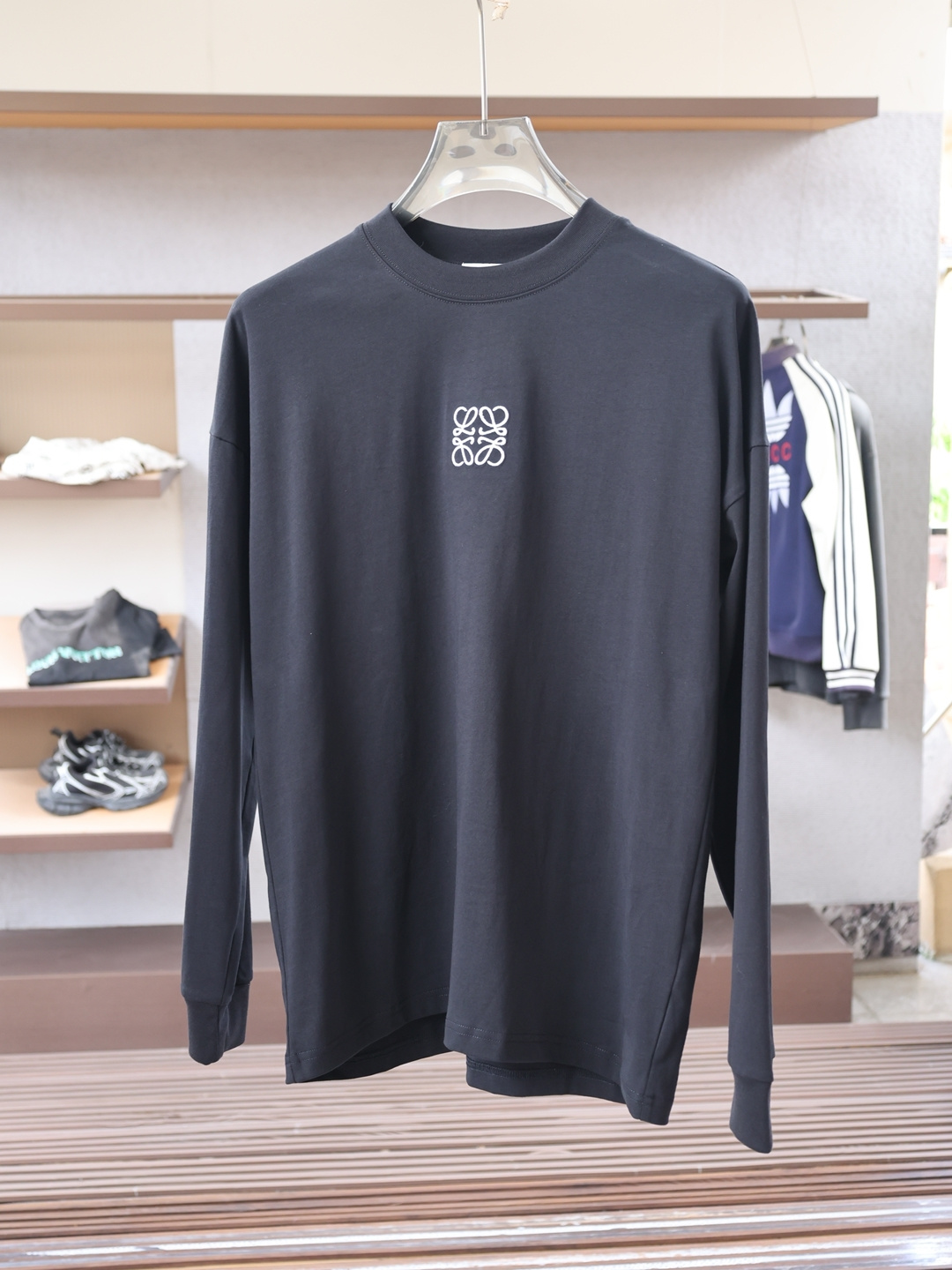 NO:597083,, Loewe Loewe - 2025 Autumn and Winter Style Fabric: Imported cloud cotton fabric. The fabric is skin-friendly and comfortable to wear, and the fabric feels soft and waxy like clouds. It has a unique texture and stable structure. The collar adopts a pull-neck structure, and the logo on the chest is rich in layers and full of design. Color: Black White Size M-3XL Slightly wide long-sleeved T,,loewe,loewe,alexander wang19860909,Loewe罗意威- 2025 秋冬款 面料: 进口云朵棉面料.面料穿着亲肤舒适,布面触感软糯如云朵般温柔包裹,质感独特且结构稳定.衣领采用拉领结构,胸前Logo层次丰富且充满设计感. 颜色: 黑色 白色 码数M-3XL 版型微阔长袖T,,loewe,loewe,alexander wang,Men's clothing