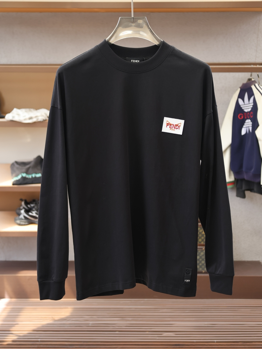 NO:597086,, Fendi Fendi - 2025 Autumn and Winter Style Fabric: Imported cloud cotton fabric. The fabric is skin-friendly and comfortable to wear, and the fabric feels soft and waxy like clouds. It has a unique texture and stable structure. The collar adopts a pull-neck structure, and the logo on the chest is rich in layers and full of design. Color: Black White Size M-3XL Slightly wide long-sleeved T,, fendi, fendi, alexander wang19860909,Fendi芬迪- 2025 秋冬款 面料: 进口云朵棉面料.面料穿着亲肤舒适,布面触感软糯如云朵般温柔包裹,质感独特且结构稳定.衣领采用拉领结构,胸前Logo层次丰富且充满设计感. 颜色: 黑色 白色 码数M-3XL 版型微阔长袖T,,fendi,fendi,alexander wang,Men's clothing