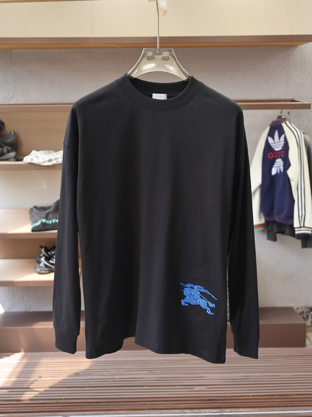 NO:597089,, BBR Burberry/2025 Autumn and Winter Style Fabric: Imported cloud cotton fabric. The fabric is skin-friendly and comfortable to wear, and the fabric feels soft and waxy like clouds. It has a unique texture and stable structure. The collar adopts a pull-neck structure, and the logo on the chest is rich in layers and full of design. Color: Black White Size M-3XL Slightly wide long-sleeved T,, burberry, alexander wang19860909,BBR巴宝莉/ 2025 秋冬款 面料: 进口云朵棉面料.面料穿着亲肤舒适,布面触感软糯如云朵般温柔包裹,质感独特且结构稳定.衣领采用拉领结构,胸前Logo层次丰富且充满设计感. 颜色: 黑色 白色 码数M-3XL 版型微阔长袖T,,burberry,alexander wang,Men's clothing