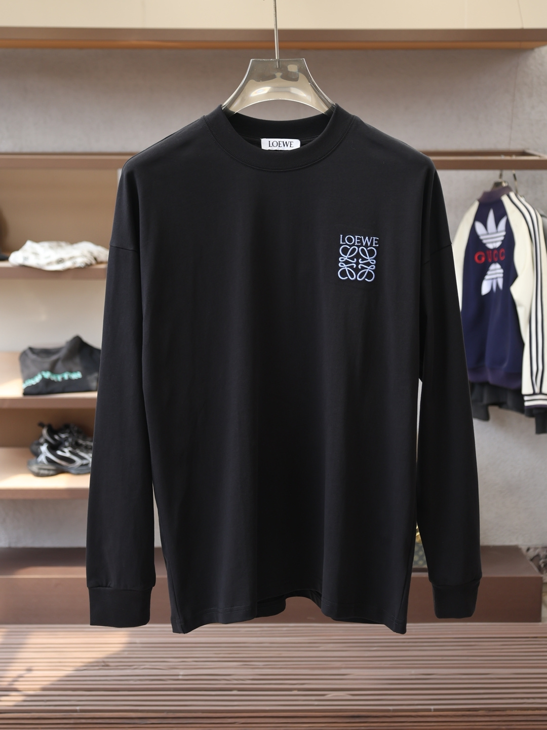 NO:597092,, Loewe/ 2025 Autumn and Winter Style Fabric: Imported cloud cotton fabric. The fabric is skin-friendly and comfortable to wear. The fabric feels soft and soft like clouds, with a unique texture and stable structure. The collar adopts a pull-neck structure, and the logo on the chest is rich in layers and full of design. Color: Black White Size M-3XL Slightly wide long-sleeved T, loewe, loewe, alexander wang19860909,罗意威Loewe/ 2025 秋冬款 面料: 进口云朵棉面料.面料穿着亲肤舒适,布面触感软糯如云朵般温柔包裹,质感独特且结构稳定.衣领采用拉领结构,胸前Logo层次丰富且充满设计感. 颜色: 黑色 白色 码数M-3XL 版型微阔长袖T,,loewe,loewe,alexander wang,Men's clothing