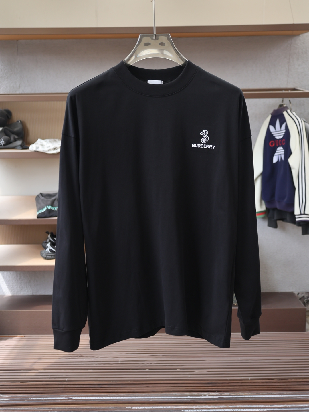 NO:597066,, BBR Burberry - 2025 Autumn and Winter Style Fabric: Imported cloud cotton fabric. The fabric is skin-friendly and comfortable to wear, and the fabric feels soft and waxy like clouds. It has a unique texture and stable structure. The collar adopts a pull-neck structure, and the logo on the chest is rich in layers and full of design. Color: Black White Size M-3XL Slightly wide long-sleeved T,, burberry, alexander wang19860909,BBR巴宝莉- 2025 秋冬款 面料: 进口云朵棉面料.面料穿着亲肤舒适,布面触感软糯如云朵般温柔包裹,质感独特且结构稳定.衣领采用拉领结构,胸前Logo层次丰富且充满设计感. 颜色: 黑色 白色 码数M-3XL 版型微阔长袖T,,burberry,alexander wang,Men's clothing