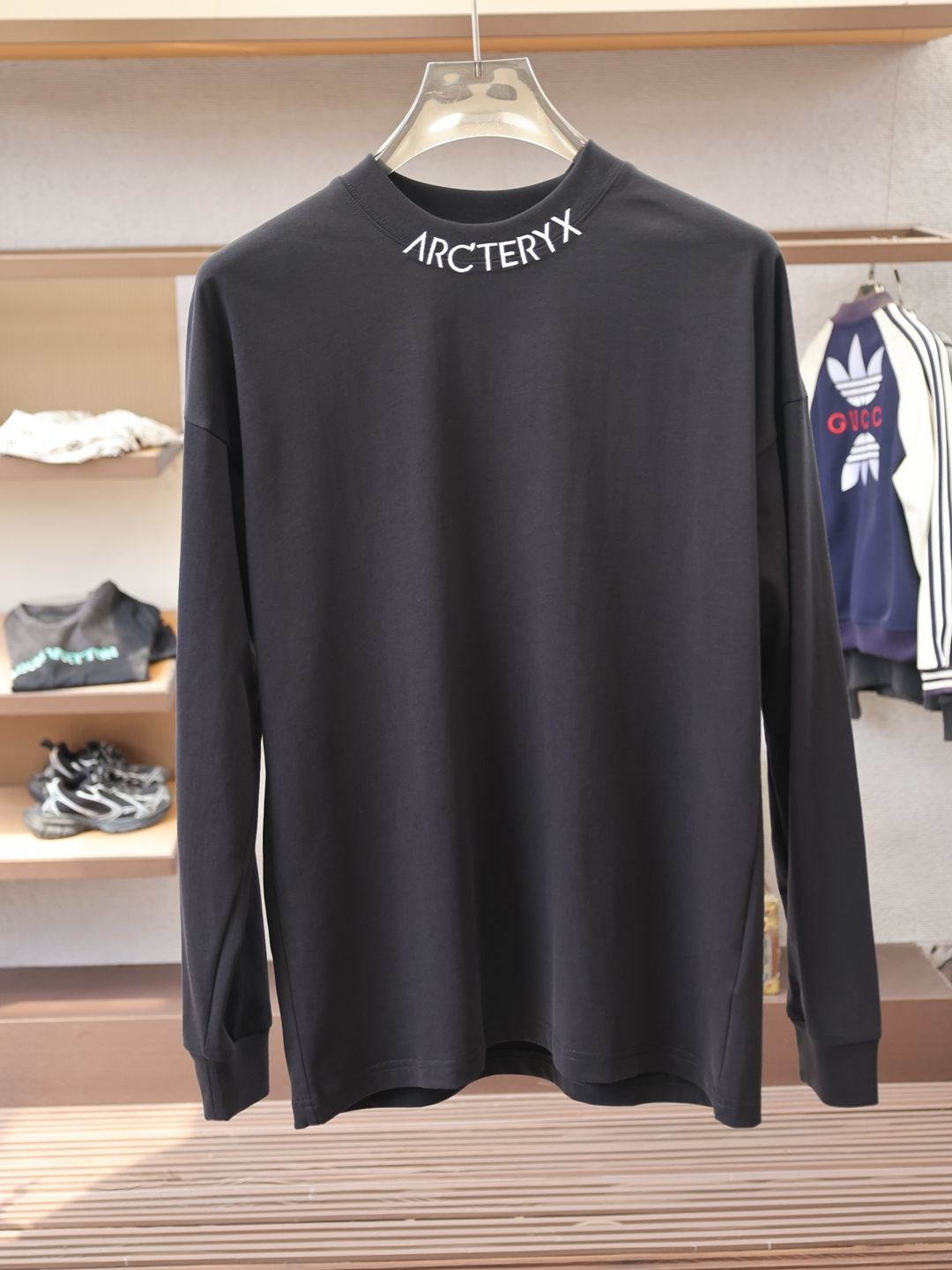 NO:597069,, Arc'teryx - 2025 Autumn and Winter Style Fabric: Imported cloud cotton fabric. The fabric is skin-friendly and comfortable to wear, and the fabric feels soft and waxy like clouds. It has a unique texture and stable structure. The collar adopts a pull-neck structure, and the logo on the chest is rich in layers and full of design. Color: Black White Size M-3XL Slightly wide long-sleeved T, arc'teryx, alexander wang19860909,始祖鸟- 2025 秋冬款 面料: 进口云朵棉面料.面料穿着亲肤舒适,布面触感软糯如云朵般温柔包裹,质感独特且结构稳定.衣领采用拉领结构,胸前Logo层次丰富且充满设计感. 颜色: 黑色 白色 码数M-3XL 版型微阔长袖T,arc'teryx,alexander wang,Men's clothing