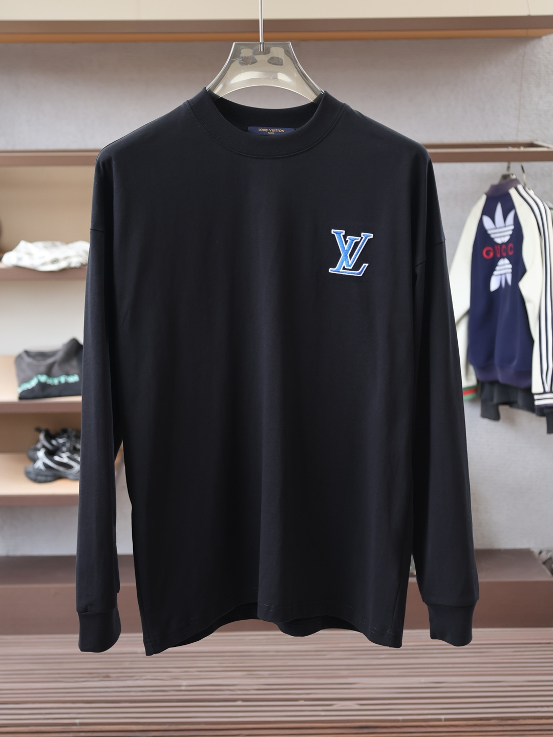 NO:597072,, Louis Vuitton LV- 2025 Autumn and Winter Style Fabric: Imported cloud cotton fabric. The fabric is skin-friendly and comfortable to wear, and the fabric feels soft and waxy like clouds. It has a unique texture and stable structure. The collar adopts a pull-neck structure, and the logo on the chest is rich in layers and full of design. Color: Black White Size M-3XL Slightly wide long-sleeved T, Louis Vuitton, Louis Vuitton, Alexander Wang19860909,路易威登LV- 2025 秋冬款 面料: 进口云朵棉面料.面料穿着亲肤舒适,布面触感软糯如云朵般温柔包裹,质感独特且结构稳定.衣领采用拉领结构,胸前Logo层次丰富且充满设计感. 颜色: 黑色 白色 码数M-3XL 版型微阔长袖T,,louis vuitton,louis vuitton,alexander wang,Men's clothing