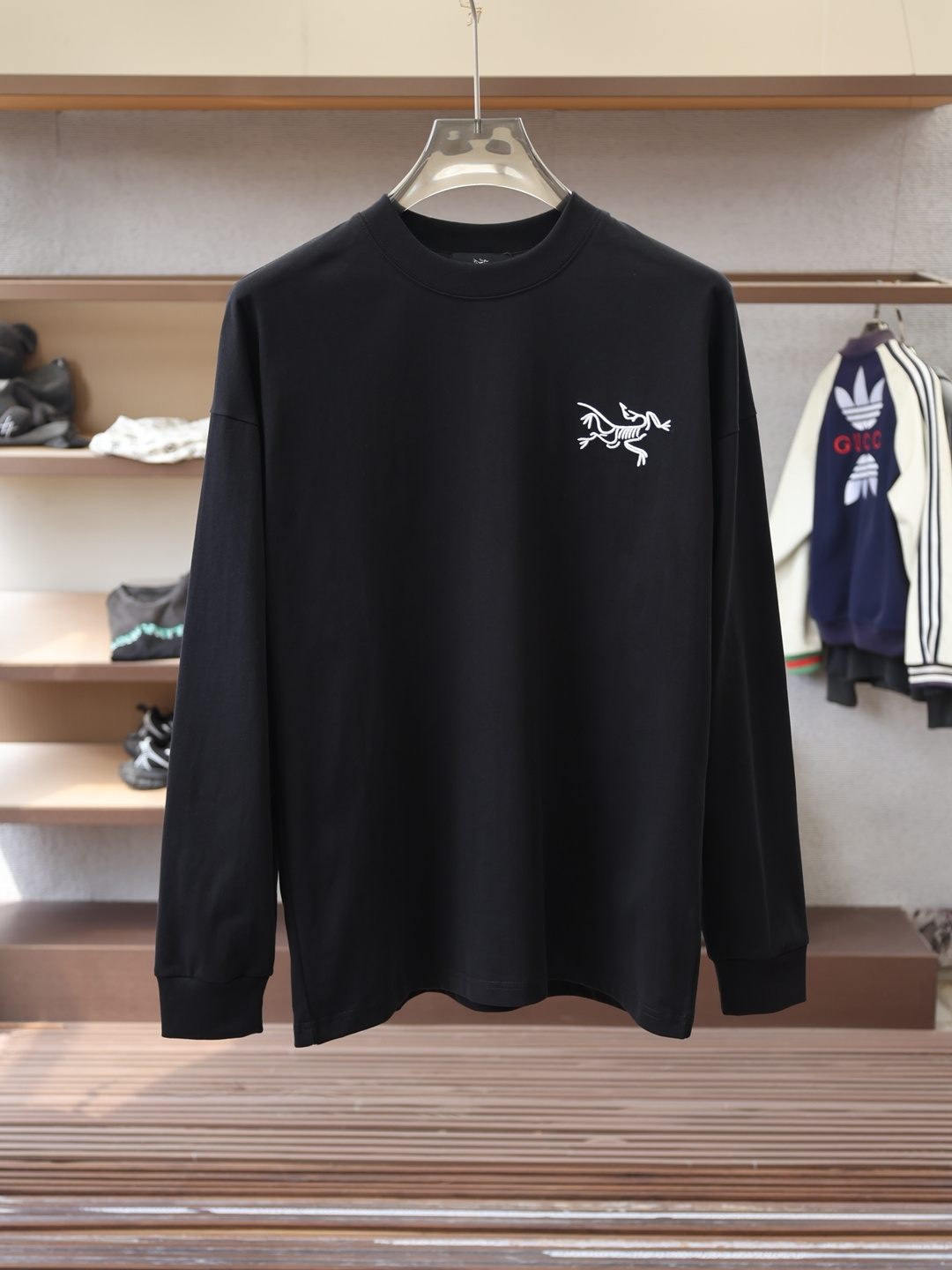 NO:597075,, Arc'teryx - 2025 Autumn and Winter Style Fabric: Imported cloud cotton fabric. The fabric is skin-friendly and comfortable to wear, and the fabric feels soft and waxy like clouds. It has a unique texture and stable structure. The collar adopts a pull-neck structure, and the logo on the chest is rich in layers and full of design. Color: Black White Size M-3XL Slightly wide long-sleeved T, arc'teryx, alexander wang19860909,始祖鸟- 2025 秋冬款 面料: 进口云朵棉面料.面料穿着亲肤舒适,布面触感软糯如云朵般温柔包裹,质感独特且结构稳定.衣领采用拉领结构,胸前Logo层次丰富且充满设计感. 颜色: 黑色 白色 码数M-3XL 版型微阔长袖T,arc'teryx,alexander wang,Men's clothing