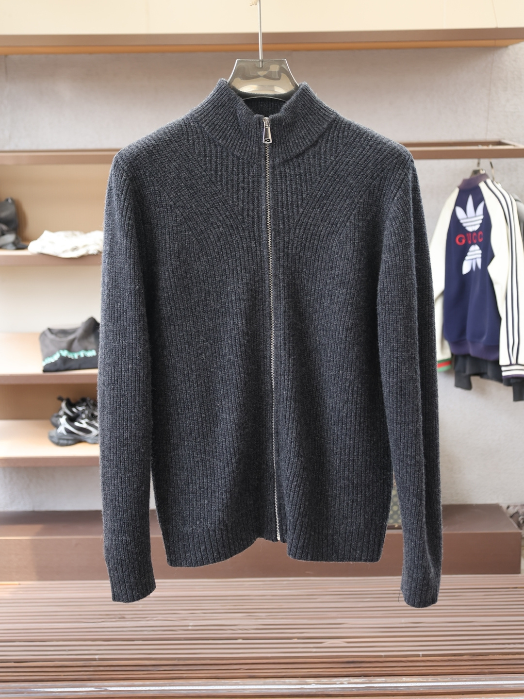 NO:573560,LP/2025 autumn and winter series new Lo*ro Pi*na half turtleneck wool sweater. The 'ultimate' representative of luxury wool, simple design, not tacky, fully demonstrating the superb tailoring and craftsmanship. It can achieve such a fashionable and high-end feel, with big-name workmanship. This sweater uses high-woven yarn blended wool 50 wool  50% nylon ensures that the clothes are both warm and comfortable. The natural softness of wool, coupled with the breathability of cotton and the elasticity of nylon and spandex, make this sweater feel delicate and will not feel scratchy when worn. Instead, it has a warm feeling close to the skin.   High-end twist texture The unique twist knitting process not only adds layering and three-dimensionality to the sweater, but also highlights the high-end and atmospheric style. The specially designed thickened version can provide sufficient warmth even in the cold season. This unique knitting process not only creates an appearance in appearance  It has a rich sense of layering and brings a sense of spontaneity and freedom when wearing it, which is very suitable for consumers who pursue casual style. This sweater focuses on versatility and practicality. Whether it is paired with simple jeans or business suit pants, it can be easily worn, showing different style charms.  In addition, the customized logo hardware on the sweater further enhances the overall grade with its light luxury and high-end texture. These hardware are carefully designed and polished, not only complementing the overall style of the sweater, but also demonstrating Loro Piana's unremitting pursuit of quality and details. Loro   With its high-quality material, exquisite craftsmanship, unique design and clever integration of brand elements, Piana's wool sweater has become a masterpiece that is not only suitable for daily casual wear, but also reflects personal taste and brand charm. Whether it is used as your own daily wear or as a gift to relatives and friends, you can feel the high quality and unique charm brought by Loro Piana. Size M-3XL,,loro piana,loro piana,jeans,sweaters,business suit,alexander wang19860909LP/2025秋冬系列上新 Lo*ro Pi*na诺u翩雅半高领羊毛针织衫 奢华毛料的“极致”代表,简约的设计,又不俗气,尽情的展示了裁剪和工艺的高超.能做到如此时尚高级感,大牌做工. 此毛衣使用了高织纱混纺羊毛50羊毛 50尼龙确保了衣物既保暖又舒适.羊毛的天然柔软性,加上棉的透气与锦纶、氨纶的弹性,使得这款毛衫触感细腻,穿着时丝毫不会感到扎人,反而有一种亲肤的温馨感. 麻花高端纹路*独特的麻花编织工艺,不仅增添了毛衣的层次感与立体感,更彰显出高端大气的风范.特别设计的加厚版型,即使在寒冷的季节也能提供充足的保暖效果.这种独特的针织工艺不仅在外观上形成了丰富的层次感,更在穿着时带来了一种随性与自由的感觉非常适合追求休闲风格的消费者.这款毛衣注重百搭与实用性.无论是搭配简约的牛仔裤,还是商务的西装裤都能轻松驾驭,展现出不同的风格魅力. 此外,毛衣上的标志定制五金件,以其轻奢而高级的质感,进一步提升了整体的档次.这些五金件经过精心设计与打磨,不仅与毛衣的整体风格相得益彰,更在细节之处展现了 Loro Piana对于品质与细节的不懈追求. Loro Piana的这款羊毛毛衣以其优质的材质、精湛的工艺、独特的设计以及品牌元素的巧妙融入,成为了一款既适合日常休闲穿着,又能彰显个人品味与品牌魅力的佳作.无论是作为自己的日常穿搭,还是作为礼物赠予亲朋好友,都能让人感受到 Loro Piana所带来的高品质与独特魅力. 尺码M-3XL,,loro piana,loro piana,jeans,sweaters,business suit,alexander wang,Men's clothing