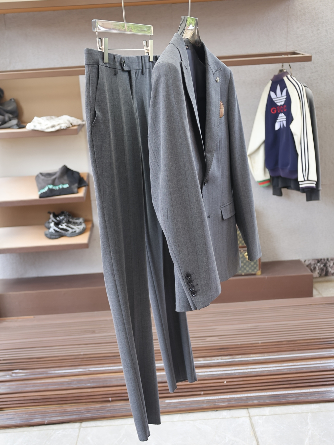 NO:573599,-Dior Dior 25Fw new autumn and winter suits and suits!  - Men's suits are trendy and fashionable workplace styles, a must-have in the wardrobes of business and travel elites. Suits are simply the face of men. Suits are also a classic item in men's wardrobes. Men's formal wear, collar brand classic LOGO brooch, beautiful green pocket square for accessories, super generous, one-button suit, a classic style that will be released every quarter!  The style is really great when worn, a strong benefit!  Neat and ergonomic tailoring, the upper body is tall and handsome, comfortable and slim, and the gentleman's demeanor can be seen at a glance. The selected suit fabrics, 18 viscose fiber, 77 polyester fiber, 5 spandex, are soft and delicate to the touch, with good luster and elasticity. The silhouette and waist cutting add more comfort to the clothes of sportsmen, making them look slim but handsome!  Whether it is the rigorous professionalism in business negotiations or the groom's style at the wedding scene, a suit can always bring out the charm of a man. He is like an old friend, accompanying every important moment, witnessing growth and transformation. Life requires a sense of ritual, and a decent suit is the best annotation of this sense of ritual. It is used to make high-end professional attire and business formal suits, and is famous for its classic and solemn design style. The suit production process requires high requirements, takes a long time, and is a high-end business casual suit that can be worn in all seasons!  The fabric is smooth, smooth to the touch, plump and waxy, and has a crisp appearance. High-quality raw materials are selected, and the solid and practical quality of the materials is visible. Regarding the details, traditional tailoring art is integrated with modern production techniques. Fully imported automatic cutting is used, and each piece of fabric has almost zero error.  , and then hand-stitched by top tailors to ensure the fit and beauty of every part. The two darts on the front are based on the principles of ergonomics, making it slim-fitting but not tight. The cutting is neat and smooth, as if it is a poem tailor-made for gentlemen. The elasticity on both sides of the waistband of the trousers is adjustable!  The classic notch lapel design, the collar is decorated with a beautiful brooch, and the detachable brooch allows you to switch styles at will, making the suit look more stylish and enhancing the details of the overall match. The suit is designed with a center slit in the back, and the suit style is classic and unconventional, simple and elegant. The placket and collar adhere to purely hand-sewn arch stitches, and are all made by master craftsmen according to the labor time per meter.  The price is time-consuming and labor-intensive, and every stitch is rigorous and sophisticated. There are no burrs or stitches on either the front or back. Hand-made sleeves, hand-buttoned, hand-calibrated, hand-made wiring can be seen everywhere, etc. It is delicate and smooth, effectively reducing static electricity in autumn and winter, and has a high-class feel both on the outside and on the inside. It is worth buying for any man, and can support your face in various formal occasions!  Warm reminder: Suits are not sold separately, and the sizes are not adjusted separately. Each set comes with a dust bag, color gray green [Size] 46 ~ 56 Top, size 48 bust 102-shoulder width 43-sleeve length 61-shirt length 70 size 50 bust 106-shoulder width 44-sleeve length 62-shirt length 71 size 52 bust 110-shoulder width 45-sleeve length 63-shirt length 72  Size 54: Bust 114 - Shoulder width 46 - Sleeve length 64 - Clothes length 73 Size 56: Bust 118 - Shoulder width 47 - Sleeve length 65 - Clothing length 74 Bottoms trousers Size 48 Waist 80 - Hips 104 - Length 108 Size 50 Waist 82 - Hips 108 - Length 108 Size 52 Waist 84 - Hips 112 - Length 109   Size 54, waist 86 - hip 116 - trouser length 109. Size 56: waist 88 - hip 120 - trouser length 110, dior, dior, business suit, brooch, breastpin, alexander wang19860909-Dior迪奥 25Fw秋冬季新款套装西装西服！-男士套西潮流时尚的职场风格,商旅精英衣橱必备臻品,西装简直就是男人的门面.西装,也是男人衣橱里的经典单品,男士正装穿搭,衣领品牌经典LOGO胸针,配饰好看绿色口袋巾,超级大方,一粒扣西服,每季度都会出的经典款！穿上版型真的很棒,强烈安利！ 利落而符合人体学的裁剪,上身挺拔帅气,舒适修身,绅士风度一览无遗,精选西服面料,18粘纤,77聚酯纤维,5氨纶手感柔软而细腻,光泽和弹性较好,廓型感和收腰裁剪,为型男们的着装平添更多舒适度,显瘦而不失帅气！无论是商务洽谈中的严谨专业,还是婚礼现场的新郎风采,西装总能恰到好处地衬托出男人的魅力,他像一位老友,陪伴着每一个重要时刻,见证成长与蜕变,生活需要仪式感,一套得体的西装,便是这份仪式感的最佳注解. 用于制作高端职业装和商务正装套装,以经典庄重的设计风格闻名世界.西装制作工艺要求高,费时长,四季可穿的高级商务休闲西服套装！ 面料平整,手感爽滑丰满滑糯,外观挺括,甄选篙品质原料,扎扎实实用料品质看得见.关于细节传统裁剪艺术与现代化制作工艺融合,采用全进口自动剪裁裁片,每一片布料几乎零误差,再由顶级裁缝师手工缝合,保证每一处的服帖与美感,前身两道收省,根据人体功效学原理,修身但不紧身.裁剪利落线条流畅,仿佛是为绅士量身定做的诗篇,西裤腰两侧松紧可调节！ 经典平驳领设计,衣领配饰好看的胸针,可拆卸的胸针随意切换风格,让套西显的更有格调,更加强了整体的搭配的细节感西服后中开衩设计,西服款式经典不守旧,简洁大方.门襟衣领坚持纯手缝拱针,均出自老师傅之手按照每米工时报价耗时耗力每一针都是严谨精良,无论正面反面都无任何毛边和针脚.手工上袖,手工钉扣,手工定标,随处可见手工的走线等等,细腻爽滑有效降低秋冬静电,表里如一的高笈感.值得任何一位男士入手,各种正式场合都能撑起你的面子！ 温馨提示西装不单卖,不单独分开调整尺码 每套赠送防尘袋, 颜色灰绿色【尺码】46～56 上装 48码胸围102-肩宽43-袖长61-衣长70 50码胸围106-肩宽44-袖长62-衣长71 52码胸围110-肩宽45-袖长63-衣长72 54码胸围114-肩宽46-袖长64-衣长73 56码: 胸围118-肩宽47-袖长65-衣长74 下装西裤 48码腰围80-臀围104-裤长108 50码腰围82-臀围108-裤长108 52码腰围84-臀围112-裤长109 54码腰围86-臀围116-裤长109 56码: 腰围88-臀围120-裤长110,,dior,dior,business suit,brooch，breastpin,alexander wang,Men's clothing