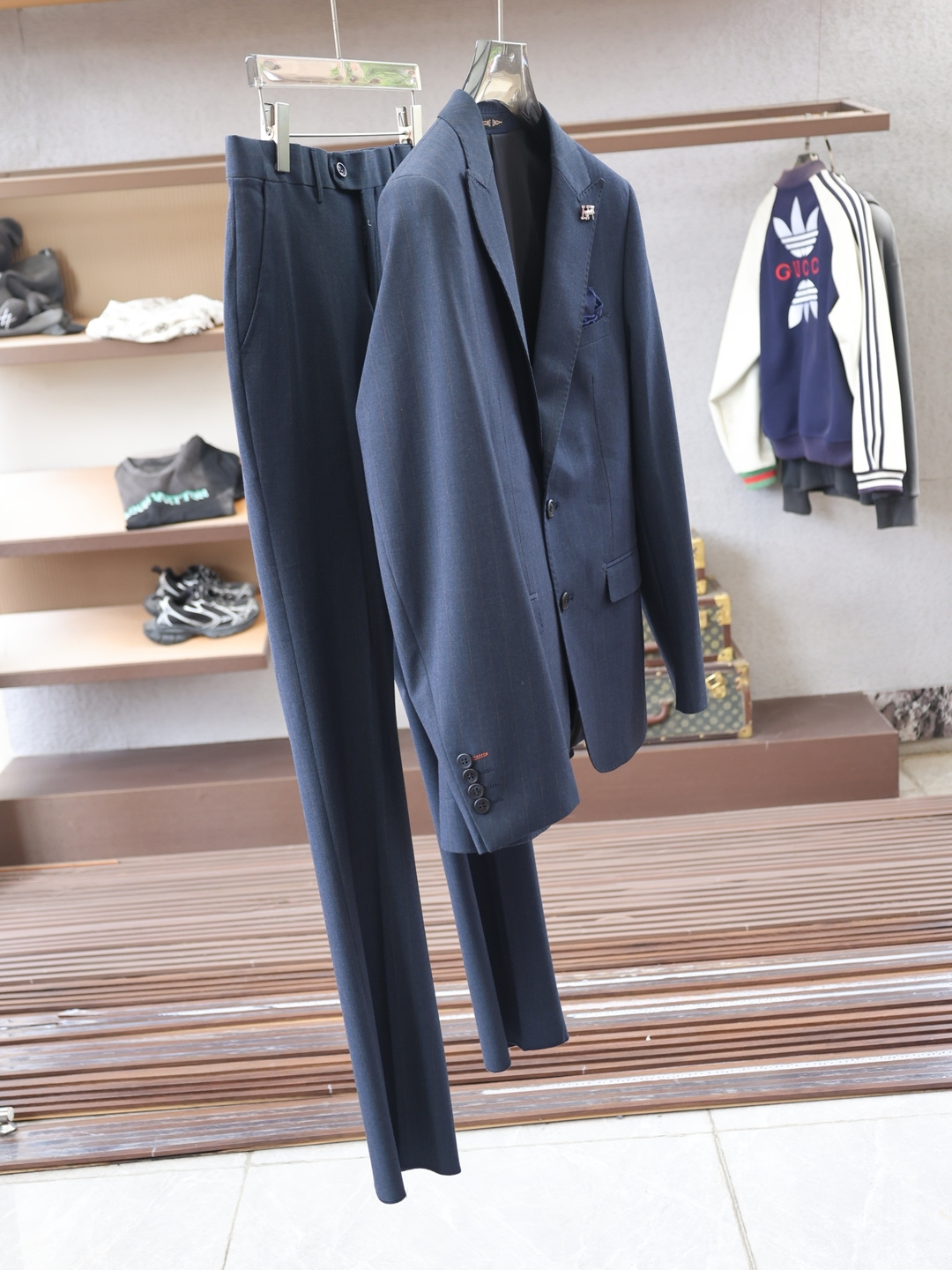 NO:573593,-Hermes Hermes-25Fw new autumn and winter suits and suits!  - Men's suits are trendy and fashionable workplace styles, a must-have in the wardrobes of business and travel elites. Suits are simply the face of men. Suits are also a classic item in men's wardrobes. For men's formal wear, the collar brand classic GU metal LOGO brooch, accessories are beautiful green pocket square, super generous, one-button suit, a classic style that will be released every quarter!  The style is really great when worn, a strong benefit!  Neat and ergonomic tailoring, the upper body is tall and handsome, comfortable and slim, and the gentleman's demeanor can be seen at a glance. The selected suit fabrics, 18 viscose fiber, 77 polyester fiber, 5 spandex, are soft and delicate to the touch, with good luster and elasticity. The silhouette and waist cutting add more comfort to the clothes of sportsmen, making them look slim but handsome!  Whether it is the rigorous professionalism in business negotiations or the groom's style at the wedding scene, a suit can always bring out the charm of a man. He is like an old friend, accompanying every important moment, witnessing growth and transformation. Life requires a sense of ritual, and a decent suit is the best annotation of this sense of ritual. It is used to make high-end professional attire and business formal suits, and is famous for its classic and solemn design style. The suit production process requires high requirements, takes a long time, and is a high-end business casual suit that can be worn in all seasons!  The fabric is smooth, smooth to the touch, plump and waxy, and has a crisp appearance. High-quality raw materials are selected, and the solid and practical quality of the materials is visible. Regarding the details, traditional tailoring art is integrated with modern production techniques. Fully imported automatic cutting is used, and each piece of fabric has almost zero error.  , and then hand-stitched by top tailors to ensure the fit and beauty of every part. The two darts on the front are based on the principles of ergonomics, making it slim-fitting but not tight. The cutting is neat and smooth, as if it is a poem tailor-made for gentlemen. The elasticity on both sides of the waistband of the trousers is adjustable!  The classic notch lapel design, the collar is decorated with a beautiful brooch, and the detachable brooch allows you to switch styles at will, making the suit look more stylish and enhancing the details of the overall match. The suit is designed with a center slit in the back, and the suit style is classic and unconventional, simple and elegant. The placket and collar adhere to purely hand-sewn arch stitches, and are all made by master craftsmen according to the labor time per meter.  The price is time-consuming and labor-intensive, and every stitch is rigorous and sophisticated. There are no burrs or stitches on either the front or back. Hand-made sleeves, hand-buttoned, hand-calibrated, hand-made wiring can be seen everywhere, etc. It is delicate and smooth, effectively reducing static electricity in autumn and winter, and has a high-class feel both on the outside and on the inside. It is worth buying for any man, and can support your face in various formal occasions!  Warm reminder: Suits are not sold separately, and the sizes are not adjusted separately. Each set comes with a dust bag, color gray green [Size] 46 ~ 56 Top, size 48 bust 102-shoulder width 43-sleeve length 61-shirt length 70 size 50 bust 106-shoulder width 44-sleeve length 62-shirt length 71 size 52 bust 110-shoulder width 45-sleeve length 63-shirt length 72  Size 54: Bust 114 - Shoulder width 46 - Sleeve length 64 - Clothes length 73 Size 56: Bust 118 - Shoulder width 47 - Sleeve length 65 - Clothing length 74 Bottoms trousers Size 48 Waist 80 - Hips 104 - Length 108 Size 50 Waist 82 - Hips 108 - Length 108 Size 52 Waist 84 - Hips 112 - Length 109   Size 54: waist 86-hip 116-trouser length 109 Code 56: waist 88-hip 120-trouser length 110, hermes,hermes,business suit,brooch,breastpin,alexander wang19860909-Hermes爱马仕-25Fw秋冬季新款套装西装西服！-男士套西潮流时尚的职场风格,商旅精英衣橱必备臻品,西装简直就是男人的门面.西装,也是男人衣橱里的经典单品,男士正装穿搭,衣领品牌经典GU家金属LOGO胸针,配饰好看绿色口袋巾,超级大方,一粒扣西服,每季度都会出的经典款！穿上版型真的很棒,强烈安利！ 利落而符合人体学的裁剪,上身挺拔帅气,舒适修身,绅士风度一览无遗,精选西服面料,18粘纤,77聚酯纤维,5氨纶手感柔软而细腻,光泽和弹性较好,廓型感和收腰裁剪,为型男们的着装平添更多舒适度,显瘦而不失帅气！无论是商务洽谈中的严谨专业,还是婚礼现场的新郎风采,西装总能恰到好处地衬托出男人的魅力,他像一位老友,陪伴着每一个重要时刻,见证成长与蜕变,生活需要仪式感,一套得体的西装,便是这份仪式感的最佳注解. 用于制作高端职业装和商务正装套装,以经典庄重的设计风格闻名世界.西装制作工艺要求高,费时长,四季可穿的高级商务休闲西服套装！ 面料平整,手感爽滑丰满滑糯,外观挺括,甄选篙品质原料,扎扎实实用料品质看得见.关于细节传统裁剪艺术与现代化制作工艺融合,采用全进口自动剪裁裁片,每一片布料几乎零误差,再由顶级裁缝师手工缝合,保证每一处的服帖与美感,前身两道收省,根据人体功效学原理,修身但不紧身.裁剪利落线条流畅,仿佛是为绅士量身定做的诗篇,西裤腰两侧松紧可调节！ 经典平驳领设计,衣领配饰好看的胸针,可拆卸的胸针随意切换风格,让套西显的更有格调,更加强了整体的搭配的细节感西服后中开衩设计,西服款式经典不守旧,简洁大方.门襟衣领坚持纯手缝拱针,均出自老师傅之手按照每米工时报价耗时耗力每一针都是严谨精良,无论正面反面都无任何毛边和针脚.手工上袖,手工钉扣,手工定标,随处可见手工的走线等等,细腻爽滑有效降低秋冬静电,表里如一的高笈感.值得任何一位男士入手,各种正式场合都能撑起你的面子！ 温馨提示西装不单卖,不单独分开调整尺码 每套赠送防尘袋, 颜色灰绿色【尺码】46～56 上装 48码胸围102-肩宽43-袖长61-衣长70 50码胸围106-肩宽44-袖长62-衣长71 52码胸围110-肩宽45-袖长63-衣长72 54码胸围114-肩宽46-袖长64-衣长73 56码: 胸围118-肩宽47-袖长65-衣长74 下装西裤 48码腰围80-臀围104-裤长108 50码腰围82-臀围108-裤长108 52码腰围84-臀围112-裤长109 54码腰围86-臀围116-裤长109 56码: 腰围88-臀围120-裤长110,,hermes,hermes,business suit,brooch，breastpin,alexander wang,Men's clothing