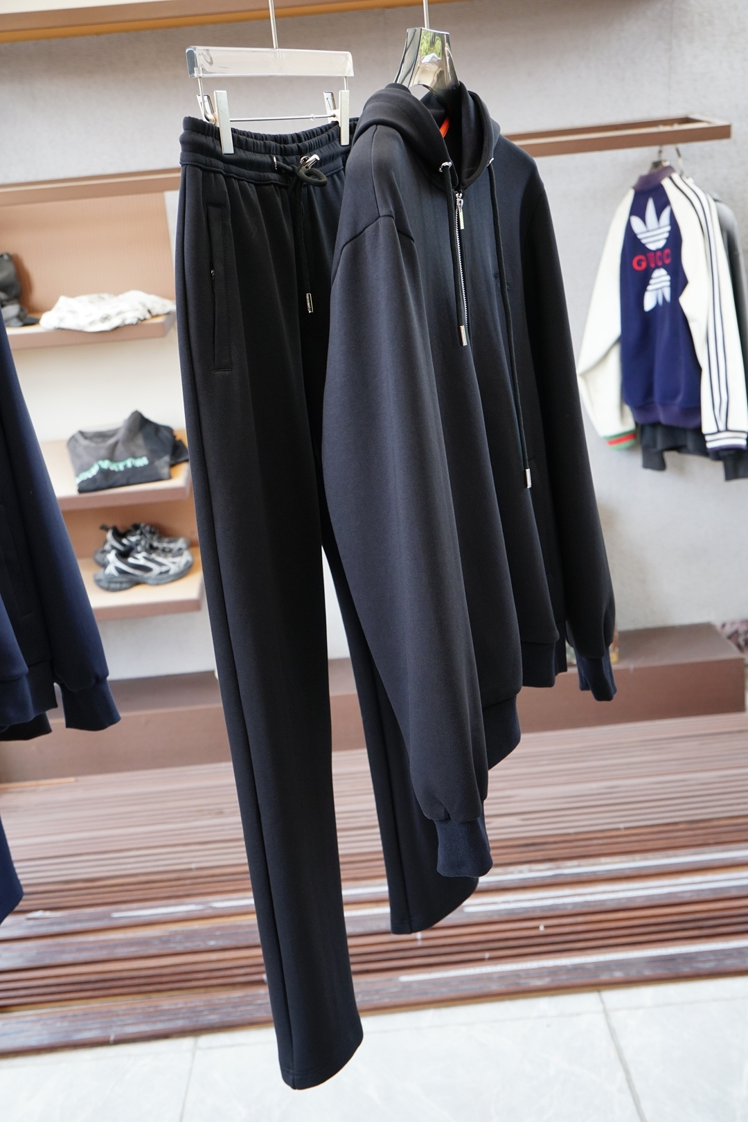 NO:573594,, Hermes Hermes - new autumn and winter suit, custom-woven worsted jade cotton velvet fabric for customers, a new type of fabric mainly promoted by big-name men's clothing this year, the upper body is comfortable and soft, does not cause static electricity, and is tall and stylish. Color is royal blue. Size M-3xl,, hermes, hermes, alexander wang19860909,Hermes爱马仕-年秋冬新品套装,客供定织精纺玉棉绒面料,今年大牌男装主推的一款新型面料,上身舒适柔软,不起静电,挺拓有型.颜色宝蓝色.尺码M-3xl,,hermes,hermes,alexander wang,Men's clothing