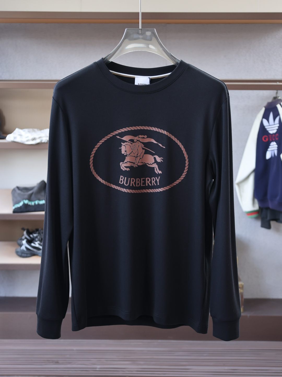 NO:573571,BBR Burberry - 2025 Autumn and Winter counter new fashion casual bottoming long-sleeved T-shirt, made of Modal stretch cotton fabric, made with exquisite original logo, excellent in comfort and breathability, soft and anti-wrinkle, elastic and drapey. It is handsome whether worn alone or inside. Pursuing luxury, noble and elegant style, creating extraordinary men's taste, the visual effect is very good, extremely high-grade, simple and fashionable, a must-have choice for leisure and business!  Color: black, white, size M-3XL, burberry, tees, t-shirt, alexander wang19860909BBR巴宝莉-2025秋冬专柜新款 时尚休闲打底衫长袖T恤,精选莫代尔拉架棉面料,精致原版logo打造,舒适性与透气性兼优,柔软抗皱弹性和垂性极佳,无论是单穿或是内搭都是帅气十足,追求奢华高贵优雅风范,打造不凡男士品味,视觉效果非常赞,档次极高,简约时尚,休闲商务必备之选！ 颜色:黑、白 码数M-3XL,,burberry,tees，t-shirt,alexander wang,Men's clothing