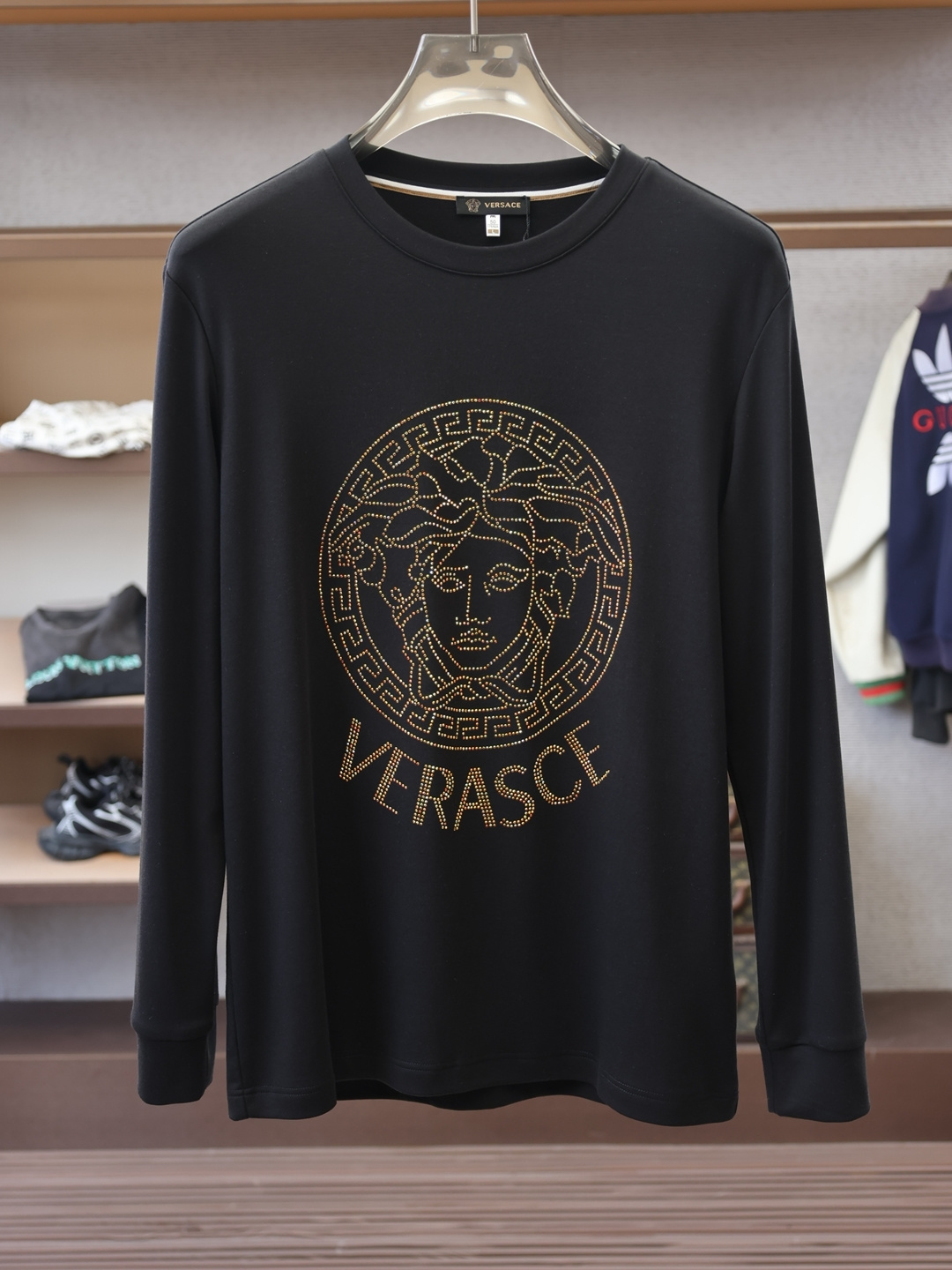 NO:573569,Versace-2025 Autumn and Winter new counter style fashionable casual bottoming long-sleeved T-shirt, made of Modal stretch cotton fabric, made with exquisite original logo, excellent in comfort and breathability, soft and anti-wrinkle, elastic and drapey. It is handsome whether worn alone or worn inside. Pursuing luxury, noble and elegant style, creating extraordinary men's taste, the visual effect is very good, extremely high-grade, simple and fashionable, a must-have choice for leisure and business!  Color: black, white, size M-3XL, versace, versace, tees, t-shirt, alexander wang19860909范思哲Versace-2025秋冬专柜新款 时尚休闲打底衫长袖T恤,精选莫代尔拉架棉面料,精致原版logo打造,舒适性与透气性兼优,柔软抗皱弹性和垂性极佳,无论是单穿或是内搭都是帅气十足,追求奢华高贵优雅风范,打造不凡男士品味,视觉效果非常赞,档次极高,简约时尚,休闲商务必备之选！ 颜色:黑、白 码数M-3XL,,versace,versace,tees，t-shirt,alexander wang,Men's clothing