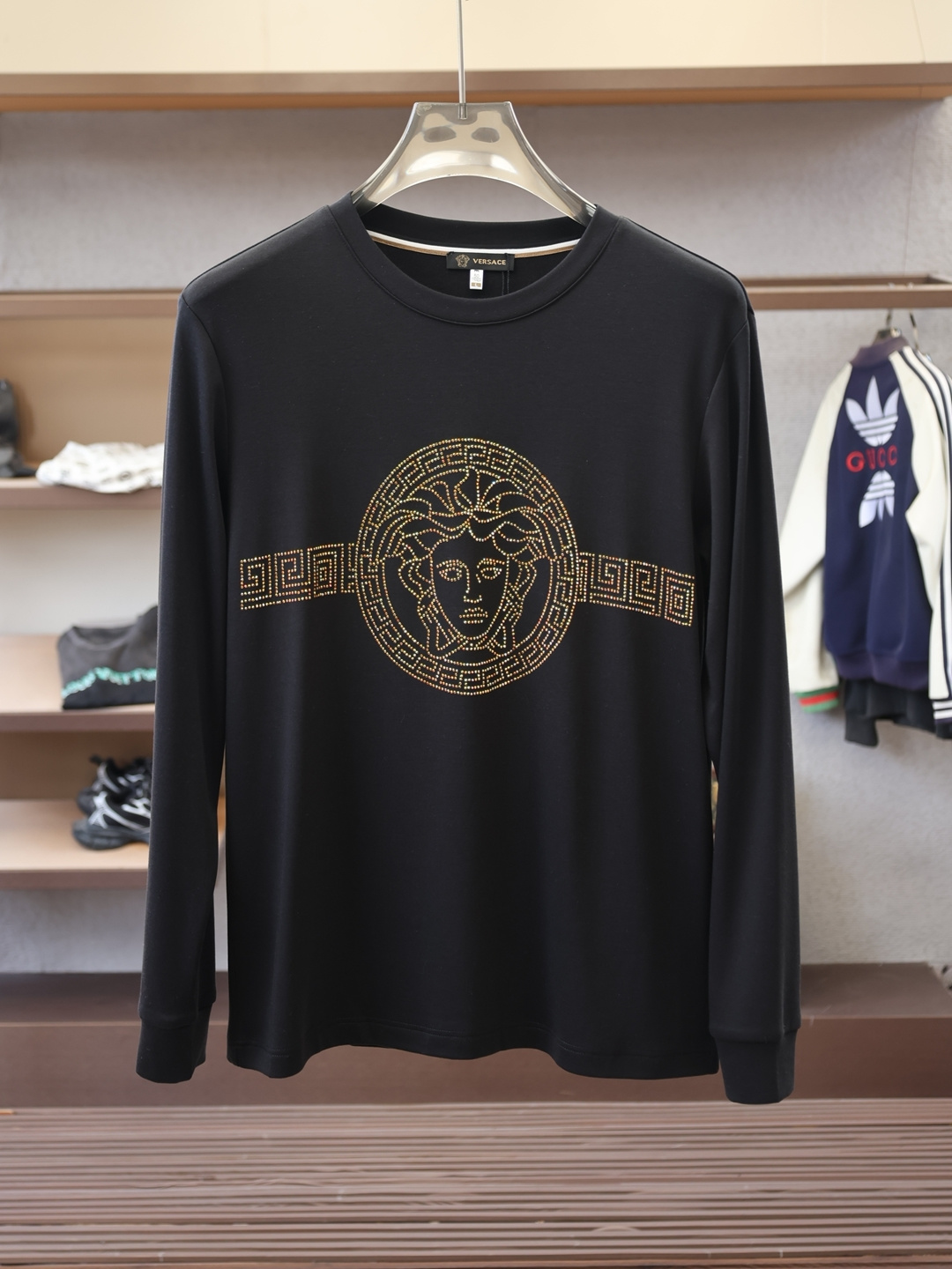 NO:573573,Versace-2025 Autumn and Winter new counter style fashionable casual bottoming long-sleeved T-shirt, made of Modal stretch cotton fabric, made with exquisite original logo, excellent in comfort and breathability, soft and anti-wrinkle, elastic and drapey. It is handsome whether worn alone or worn inside. Pursuing luxury, noble and elegant style, creating extraordinary men's taste, the visual effect is very good, extremely high-grade, simple and fashionable, a must-have choice for leisure and business!  Color: black, white, size M-3XL, versace, versace, tees, t-shirt, alexander wang19860909范思哲Versace-2025秋冬专柜新款 时尚休闲打底衫长袖T恤,精选莫代尔拉架棉面料,精致原版logo打造,舒适性与透气性兼优,柔软抗皱弹性和垂性极佳,无论是单穿或是内搭都是帅气十足,追求奢华高贵优雅风范,打造不凡男士品味,视觉效果非常赞,档次极高,简约时尚,休闲商务必备之选！ 颜色:黑、白 码数M-3XL,,versace,versace,tees，t-shirt,alexander wang,Men's clothing