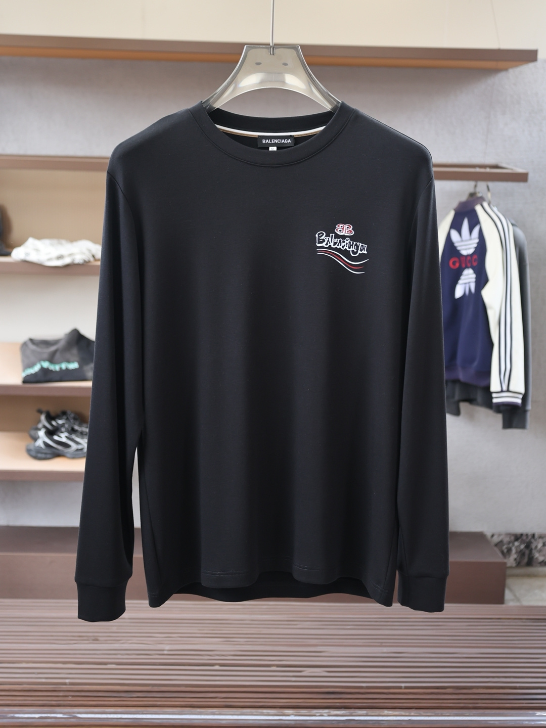 NO:573567,Balenciaga - 2025 Autumn and Winter counter new style fashionable casual bottoming long-sleeved T-shirt, made of Modal stretch cotton fabric, made with exquisite original logo, excellent in comfort and breathability, soft and anti-wrinkle, elastic and drapey. It is handsome whether worn alone or worn inside. Pursuing luxury, noble and elegant style, creating extraordinary men's taste, the visual effect is very good, extremely high-grade, simple and fashionable, a must-have for leisure and business!  Color: black, white, size M-3XL, balenciaga, tees, t-shirt, alexander wang19860909巴黎世家-2025秋冬专柜新款 时尚休闲打底衫长袖T恤,精选莫代尔拉架棉面料,精致原版logo打造,舒适性与透气性兼优,柔软抗皱弹性和垂性极佳,无论是单穿或是内搭都是帅气十足,追求奢华高贵优雅风范,打造不凡男士品味,视觉效果非常赞,档次极高,简约时尚,休闲商务必备之选！ 颜色:黑、白 码数M-3XL,,balenciaga,tees，t-shirt,alexander wang,Men's clothing