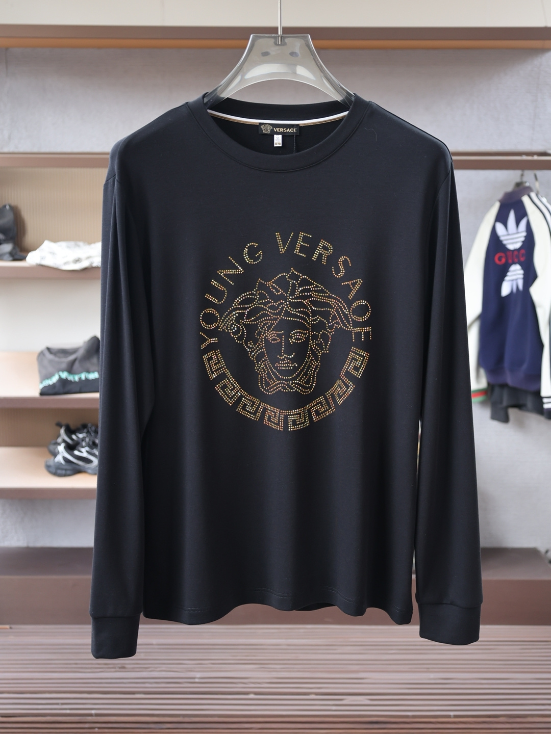 NO:573565,Versace-2025 Autumn and Winter new counter style fashionable casual bottoming long-sleeved T-shirt, made of Modal stretch cotton fabric, made with exquisite original logo, excellent in comfort and breathability, soft and anti-wrinkle, elastic and drapey. It is handsome whether worn alone or worn inside. Pursuing luxury, noble and elegant style, creating extraordinary men's taste, the visual effect is very good, extremely high-grade, simple and fashionable, a must-have choice for leisure and business!  Color: black, white, size M-3XL, versace, versace, tees, t-shirt, alexander wang19860909范思哲Versace-2025秋冬专柜新款 时尚休闲打底衫长袖T恤,精选莫代尔拉架棉面料,精致原版logo打造,舒适性与透气性兼优,柔软抗皱弹性和垂性极佳,无论是单穿或是内搭都是帅气十足,追求奢华高贵优雅风范,打造不凡男士品味,视觉效果非常赞,档次极高,简约时尚,休闲商务必备之选！ 颜色:黑、白 码数M-3XL,,versace,versace,tees，t-shirt,alexander wang,Men's clothing