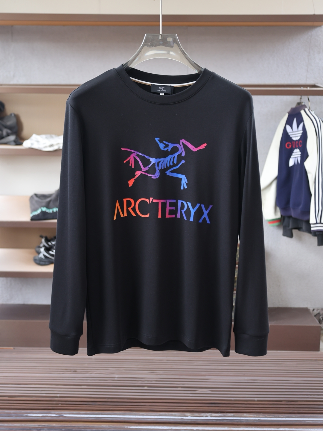 NO:573563,Arc'teryx - 2025 Autumn and Winter counter new fashion casual bottoming long-sleeved T-shirt, made of Modal stretch cotton fabric, made with exquisite original logo, excellent in comfort and breathability, soft and anti-wrinkle, elastic and drapey. It is handsome whether worn alone or worn inside. Pursuing luxury, noble and elegant style, creating extraordinary men's taste, the visual effect is very good, extremely high-grade, simple and fashionable, a must-have choice for leisure and business!  Color: black, white, size M-3XL, arc'teryx, tees, t-shirt, alexander wang19860909始祖鸟-2025秋冬专柜新款 时尚休闲打底衫长袖T恤,精选莫代尔拉架棉面料,精致原版logo打造,舒适性与透气性兼优,柔软抗皱弹性和垂性极佳,无论是单穿或是内搭都是帅气十足,追求奢华高贵优雅风范,打造不凡男士品味,视觉效果非常赞,档次极高,简约时尚,休闲商务必备之选！ 颜色:黑、白 码数M-3XL,arc'teryx,tees，t-shirt,alexander wang,Men's clothing