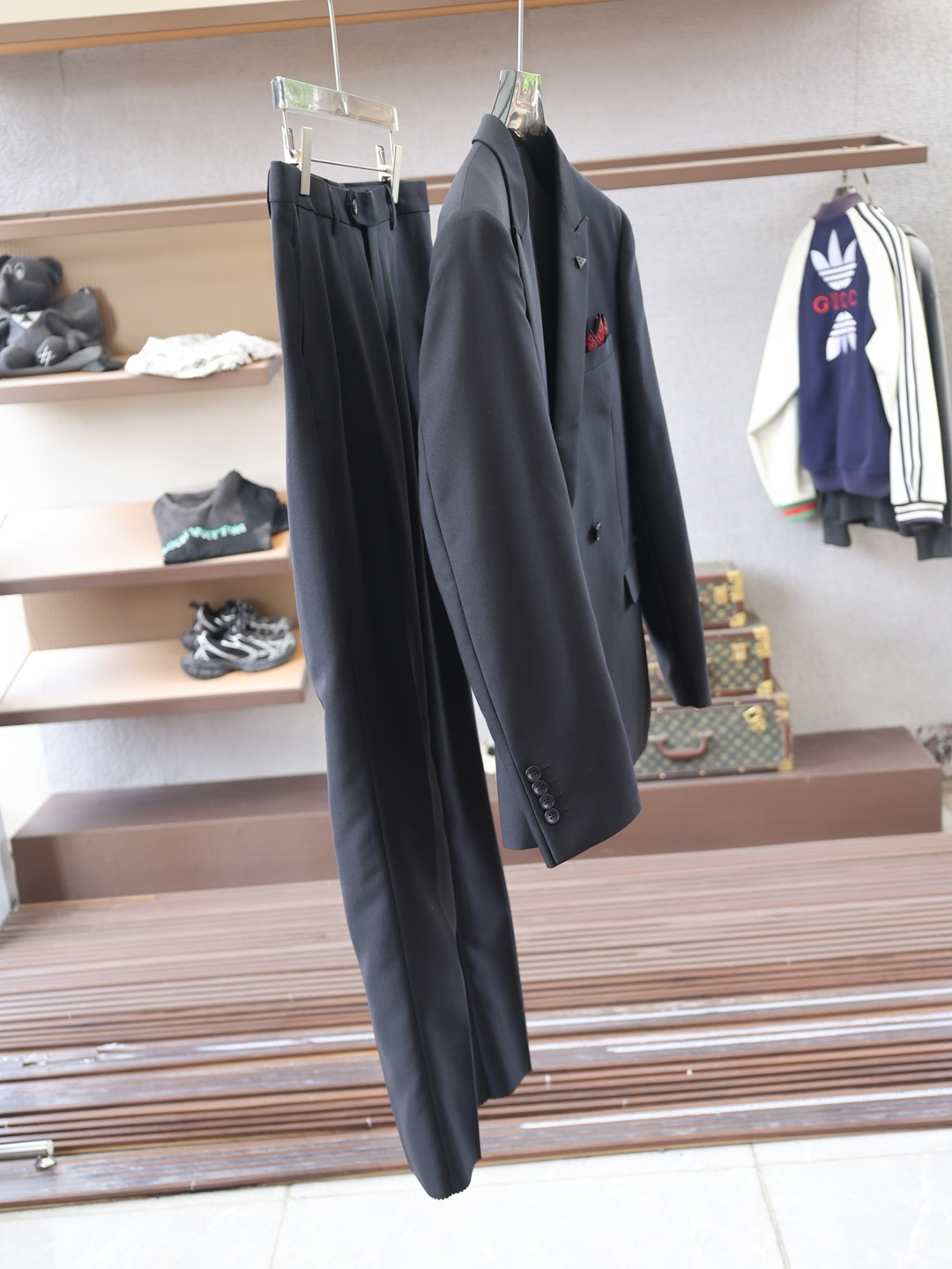 NO:573585,-Prada- Prada 25Fw new autumn and winter suits and suits!  - Men's suits are trendy and fashionable workplace styles, a must-have item for business elites' wardrobes. Suits are simply the face of men. Suits are also a classic item in men's wardrobes. For men's formal wear, the collar brand's classic metal LOGO brooch, and the accessories are beautiful green pocket squares. Super generous, one-button suits, a classic style that will be released every quarter!  The style is really great when worn, a strong benefit!  Neat and ergonomic tailoring, the upper body is tall and handsome, comfortable and slim, and the gentleman's demeanor can be seen at a glance. The selected suit fabrics, 18 viscose fiber, 77 polyester fiber, 5 spandex, are soft and delicate to the touch, with good luster and elasticity. The silhouette and waist cutting add more comfort to the clothes of sportsmen, making them look slim but handsome!  Whether it is the rigorous professionalism in business negotiations or the groom's style at the wedding scene, a suit can always bring out the charm of a man. He is like an old friend, accompanying every important moment, witnessing growth and transformation. Life requires a sense of ritual, and a decent suit is the best annotation of this sense of ritual. It is used to make high-end professional attire and business formal suits, and is famous for its classic and solemn design style. The suit production process requires high requirements, takes a long time, and is a high-end business casual suit that can be worn in all seasons!  The fabric is smooth, smooth to the touch, plump and waxy, and has a crisp appearance. High-quality raw materials are selected, and the solid and practical quality of the materials is visible. Regarding the details, traditional tailoring art is integrated with modern production techniques. Fully imported automatic cutting is used, and each piece of fabric has almost zero error.  , and then hand-stitched by top tailors to ensure the fit and beauty of every part. The two darts on the front are based on the principles of ergonomics, making it slim-fitting but not tight. The cutting is neat and smooth, as if it is a poem tailor-made for gentlemen. The elasticity on both sides of the waistband of the trousers is adjustable!  The classic notch lapel design, the collar is decorated with a beautiful brooch, and the detachable brooch allows you to switch styles at will, making the suit look more stylish and enhancing the details of the overall match. The suit is designed with a center slit in the back, and the suit style is classic and unconventional, simple and elegant. The placket and collar adhere to purely hand-sewn arch stitches, and are all made by master craftsmen according to the labor time per meter.  The price is time-consuming and labor-intensive, and every stitch is rigorous and sophisticated. There are no burrs or stitches on either the front or back. Hand-made sleeves, hand-buttoned, hand-calibrated, hand-made wiring can be seen everywhere, etc. It is delicate and smooth, effectively reducing static electricity in autumn and winter, and has a high-class feel both on the outside and on the inside. It is worth buying for any man, and can support your face in various formal occasions!  Warm reminder: Suits are not sold separately, and the sizes are not adjusted separately. Each set comes with a dust bag, color gray green [Size] 46 ~ 56 Top, size 48 bust 102-shoulder width 43-sleeve length 61-shirt length 70 size 50 bust 106-shoulder width 44-sleeve length 62-shirt length 71 size 52 bust 110-shoulder width 45-sleeve length 63-shirt length 72  Size 54: Bust 114 - Shoulder width 46 - Sleeve length 64 - Clothes length 73 Size 56: Bust 118 - Shoulder width 47 - Sleeve length 65 - Clothing length 74 Bottoms trousers Size 48 Waist 80 - Hips 104 - Length 108 Size 50 Waist 82 - Hips 108 - Length 108 Size 52 Waist 84 - Hips 112 - Length 109   Size 54: waist 86-hip 116-pant length 109 Code 56: waist 88-hip 120-pant length 110, prada, prada, business suit, brooch, breastpin, alexander wang19860909-普拉达- Prada 25Fw秋冬季新款套装西装西服！-男士套西潮流时尚的职场风格,商旅精英衣橱必备臻品,西装简直就是男人的门面.西装,也是男人衣橱里的经典单品,男士正装穿搭,衣领品牌经典家金属LOGO胸针,配饰好看绿色口袋巾,超级大方,一粒扣西服,每季度都会出的经典款！穿上版型真的很棒,强烈安利！ 利落而符合人体学的裁剪,上身挺拔帅气,舒适修身,绅士风度一览无遗,精选西服面料,18粘纤,77聚酯纤维,5氨纶手感柔软而细腻,光泽和弹性较好,廓型感和收腰裁剪,为型男们的着装平添更多舒适度,显瘦而不失帅气！无论是商务洽谈中的严谨专业,还是婚礼现场的新郎风采,西装总能恰到好处地衬托出男人的魅力,他像一位老友,陪伴着每一个重要时刻,见证成长与蜕变,生活需要仪式感,一套得体的西装,便是这份仪式感的最佳注解. 用于制作高端职业装和商务正装套装,以经典庄重的设计风格闻名世界.西装制作工艺要求高,费时长,四季可穿的高级商务休闲西服套装！ 面料平整,手感爽滑丰满滑糯,外观挺括,甄选篙品质原料,扎扎实实用料品质看得见.关于细节传统裁剪艺术与现代化制作工艺融合,采用全进口自动剪裁裁片,每一片布料几乎零误差,再由顶级裁缝师手工缝合,保证每一处的服帖与美感,前身两道收省,根据人体功效学原理,修身但不紧身.裁剪利落线条流畅,仿佛是为绅士量身定做的诗篇,西裤腰两侧松紧可调节！ 经典平驳领设计,衣领配饰好看的胸针,可拆卸的胸针随意切换风格,让套西显的更有格调,更加强了整体的搭配的细节感西服后中开衩设计,西服款式经典不守旧,简洁大方.门襟衣领坚持纯手缝拱针,均出自老师傅之手按照每米工时报价耗时耗力每一针都是严谨精良,无论正面反面都无任何毛边和针脚.手工上袖,手工钉扣,手工定标,随处可见手工的走线等等,细腻爽滑有效降低秋冬静电,表里如一的高笈感.值得任何一位男士入手,各种正式场合都能撑起你的面子！ 温馨提示西装不单卖,不单独分开调整尺码 每套赠送防尘袋, 颜色灰绿色【尺码】46～56 上装 48码胸围102-肩宽43-袖长61-衣长70 50码胸围106-肩宽44-袖长62-衣长71 52码胸围110-肩宽45-袖长63-衣长72 54码胸围114-肩宽46-袖长64-衣长73 56码: 胸围118-肩宽47-袖长65-衣长74 下装西裤 48码腰围80-臀围104-裤长108 50码腰围82-臀围108-裤长108 52码腰围84-臀围112-裤长109 54码腰围86-臀围116-裤长109 56码: 腰围88-臀围120-裤长110,,prada,prada,business suit,brooch，breastpin,alexander wang,Men's clothing