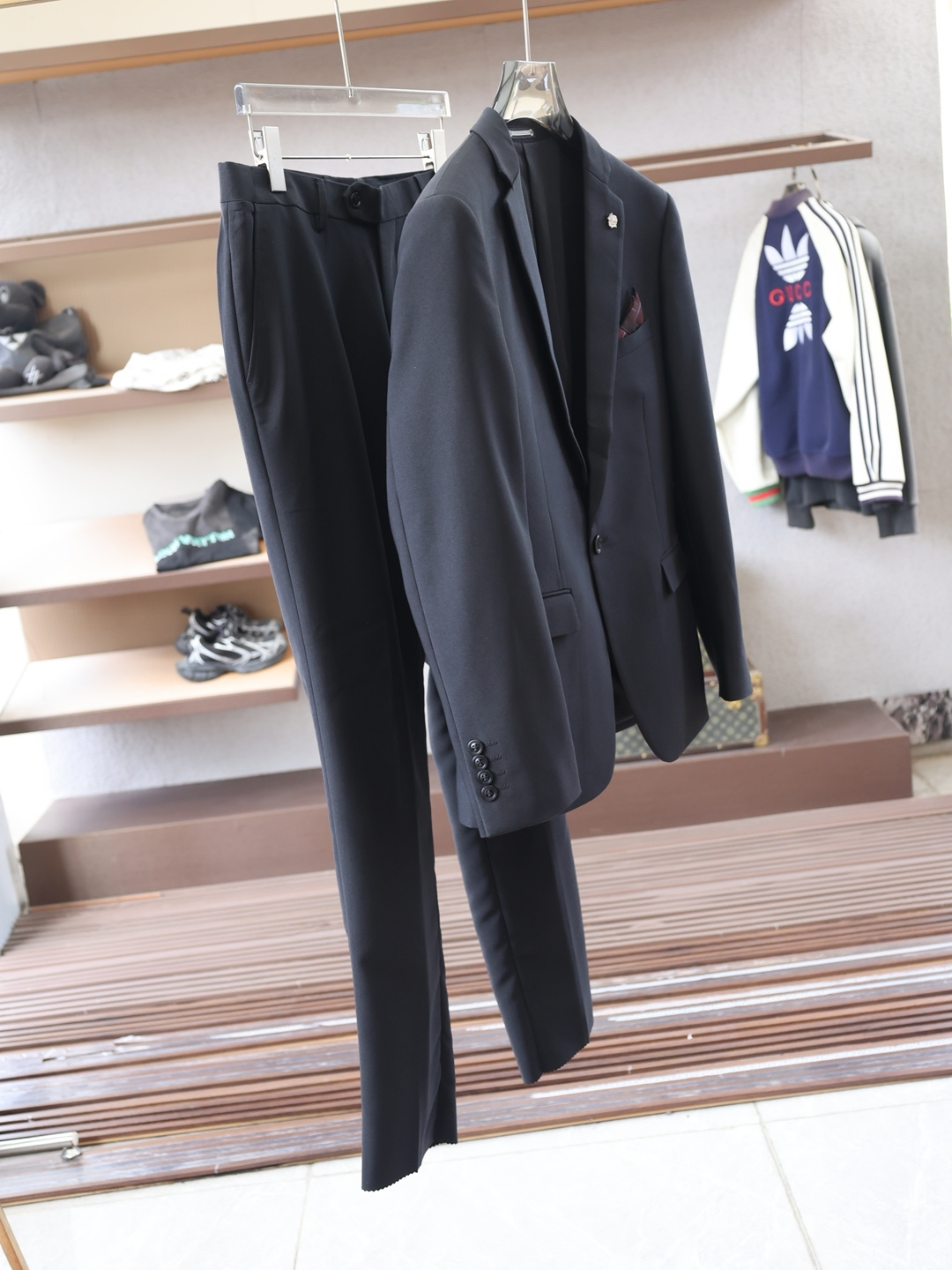 NO:573579,-LP-25Fw new autumn and winter suit suit!  - Men's suits are trendy and fashionable workplace styles, a must-have in the wardrobes of business and travel elites. Suits are simply the face of men. Suits are also a classic item in men's wardrobes. For men's formal wear, the collar brand classic GU metal LOGO brooch, accessories are beautiful green pocket square, super generous, one-button suit, a classic style that will be released every quarter!  The style is really great when worn, a strong benefit!  Neat and ergonomic tailoring, the upper body is tall and handsome, comfortable and slim, and the gentleman's demeanor can be seen at a glance. The selected suit fabrics, 18 viscose fiber, 77 polyester fiber, 5 spandex, are soft and delicate to the touch, with good luster and elasticity. The silhouette and waist cutting add more comfort to the clothes of sportsmen, making them look slim but handsome!  Whether it is the rigorous professionalism in business negotiations or the groom's style at the wedding scene, a suit can always bring out the charm of a man. He is like an old friend, accompanying every important moment, witnessing growth and transformation. Life requires a sense of ritual, and a decent suit is the best annotation of this sense of ritual. It is used to make high-end professional attire and business formal suits, and is famous for its classic and solemn design style. The suit production process requires high requirements, takes a long time, and is a high-end business casual suit that can be worn in all seasons!  The fabric is smooth, smooth to the touch, plump and waxy, and has a crisp appearance. High-quality raw materials are selected, and the solid and practical quality of the materials is visible. Regarding the details, traditional tailoring art is integrated with modern production techniques. Fully imported automatic cutting is used, and each piece of fabric has almost zero error.  , and then hand-stitched by top tailors to ensure the fit and beauty of every part. The two darts on the front are based on the principles of ergonomics, making it slim-fitting but not tight. The cutting is neat and smooth, as if it is a poem tailor-made for gentlemen. The elasticity on both sides of the waistband of the trousers is adjustable!  The classic notch lapel design, the collar is decorated with a beautiful brooch, and the detachable brooch allows you to switch styles at will, making the suit look more stylish and enhancing the details of the overall match. The suit is designed with a center slit in the back, and the suit style is classic and unconventional, simple and elegant. The placket and collar adhere to purely hand-sewn arch stitches, and are all made by master craftsmen according to the labor time per meter.  The price is time-consuming and labor-intensive, and every stitch is rigorous and sophisticated. There are no burrs or stitches on either the front or back. Hand-made sleeves, hand-buttoned, hand-calibrated, hand-made wiring can be seen everywhere, etc. It is delicate and smooth, effectively reducing static electricity in autumn and winter, and has a high-class feel both on the outside and on the inside. It is worth buying for any man, and can support your face in various formal occasions!  Warm reminder: Suits are not sold separately, and the sizes are not adjusted separately. Each set comes with a dust bag, color gray green [Size] 46 ~ 56 Top, size 48 bust 102-shoulder width 43-sleeve length 61-shirt length 70 size 50 bust 106-shoulder width 44-sleeve length 62-shirt length 71 size 52 bust 110-shoulder width 45-sleeve length 63-shirt length 72  Size 54: Bust 114 - Shoulder width 46 - Sleeve length 64 - Clothes length 73 Size 56: Bust 118 - Shoulder width 47 - Sleeve length 65 - Clothing length 74 Bottoms trousers Size 48 Waist 80 - Hips 104 - Length 108 Size 50 Waist 82 - Hips 108 - Length 108 Size 52 Waist 84 - Hips 112 - Length 109   Size 54: waist 86-hip 116-pant length 109 Size 56: waist 88-hip 120-pant length 110,,loro piana,business suit,brooch,breastpin,alexander wang19860909-LP-25Fw秋冬季新款套装西装西服！-男士套西潮流时尚的职场风格,商旅精英衣橱必备臻品,西装简直就是男人的门面.西装,也是男人衣橱里的经典单品,男士正装穿搭,衣领品牌经典GU家金属LOGO胸针,配饰好看绿色口袋巾,超级大方,一粒扣西服,每季度都会出的经典款！穿上版型真的很棒,强烈安利！ 利落而符合人体学的裁剪,上身挺拔帅气,舒适修身,绅士风度一览无遗,精选西服面料,18粘纤,77聚酯纤维,5氨纶手感柔软而细腻,光泽和弹性较好,廓型感和收腰裁剪,为型男们的着装平添更多舒适度,显瘦而不失帅气！无论是商务洽谈中的严谨专业,还是婚礼现场的新郎风采,西装总能恰到好处地衬托出男人的魅力,他像一位老友,陪伴着每一个重要时刻,见证成长与蜕变,生活需要仪式感,一套得体的西装,便是这份仪式感的最佳注解. 用于制作高端职业装和商务正装套装,以经典庄重的设计风格闻名世界.西装制作工艺要求高,费时长,四季可穿的高级商务休闲西服套装！ 面料平整,手感爽滑丰满滑糯,外观挺括,甄选篙品质原料,扎扎实实用料品质看得见.关于细节传统裁剪艺术与现代化制作工艺融合,采用全进口自动剪裁裁片,每一片布料几乎零误差,再由顶级裁缝师手工缝合,保证每一处的服帖与美感,前身两道收省,根据人体功效学原理,修身但不紧身.裁剪利落线条流畅,仿佛是为绅士量身定做的诗篇,西裤腰两侧松紧可调节！ 经典平驳领设计,衣领配饰好看的胸针,可拆卸的胸针随意切换风格,让套西显的更有格调,更加强了整体的搭配的细节感西服后中开衩设计,西服款式经典不守旧,简洁大方.门襟衣领坚持纯手缝拱针,均出自老师傅之手按照每米工时报价耗时耗力每一针都是严谨精良,无论正面反面都无任何毛边和针脚.手工上袖,手工钉扣,手工定标,随处可见手工的走线等等,细腻爽滑有效降低秋冬静电,表里如一的高笈感.值得任何一位男士入手,各种正式场合都能撑起你的面子！ 温馨提示西装不单卖,不单独分开调整尺码 每套赠送防尘袋, 颜色灰绿色【尺码】46～56 上装 48码胸围102-肩宽43-袖长61-衣长70 50码胸围106-肩宽44-袖长62-衣长71 52码胸围110-肩宽45-袖长63-衣长72 54码胸围114-肩宽46-袖长64-衣长73 56码: 胸围118-肩宽47-袖长65-衣长74 下装西裤 48码腰围80-臀围104-裤长108 50码腰围82-臀围108-裤长108 52码腰围84-臀围112-裤长109 54码腰围86-臀围116-裤长109 56码: 腰围88-臀围120-裤长110,,loro piana,business suit,brooch，breastpin,alexander wang,Men's clothing