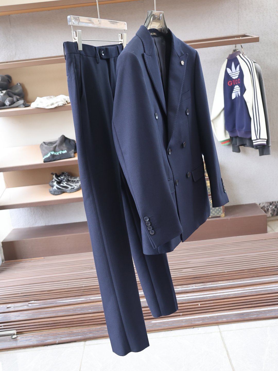 NO:573576,-LP 25Fw new autumn and winter suits and suits!  - Men's suits are a trendy and fashionable workplace style, a must-have in the wardrobes of business and travel elites. Suits are simply the face of men. Suits are also a classic item in men's wardrobes. For men's formal wear, the brand's classic metal LOGO brooch on the collar and beautiful green pocket square are super generous. One-button suits are a classic style that will be released every quarter!  The style is really great when worn, a strong benefit!  Neat and ergonomic tailoring, the upper body is tall and handsome, comfortable and slim, and the gentleman's demeanor can be seen at a glance. The selected suit fabrics, 18 viscose fiber, 77 polyester fiber, 5 spandex, are soft and delicate to the touch, with good luster and elasticity. The silhouette and waist cutting add more comfort to the clothes of sportsmen, making them look slim but handsome!  Whether it is the rigorous professionalism in business negotiations or the groom's style at the wedding scene, a suit can always bring out the charm of a man. He is like an old friend, accompanying every important moment, witnessing growth and transformation. Life requires a sense of ritual, and a decent suit is the best annotation of this sense of ritual. It is used to make high-end professional attire and business formal suits, and is famous for its classic and solemn design style. The suit production process requires high requirements, takes a long time, and is a high-end business casual suit that can be worn in all seasons!  The fabric is smooth, smooth to the touch, plump and waxy, and has a crisp appearance. High-quality raw materials are selected, and the solid and practical quality of the materials is visible. Regarding the details, traditional tailoring art is integrated with modern production techniques. Fully imported automatic cutting is used, and each piece of fabric has almost zero error.  , and then hand-stitched by top tailors to ensure the fit and beauty of every part. The two darts on the front are based on the principles of ergonomics, making it slim-fitting but not tight. The cutting is neat and smooth, as if it is a poem tailor-made for gentlemen. The elasticity on both sides of the waistband of the trousers is adjustable!  The classic notch lapel design, the collar is decorated with a beautiful brooch, and the detachable brooch allows you to switch styles at will, making the suit look more stylish and enhancing the details of the overall match. The suit is designed with a center slit in the back, and the suit style is classic and unconventional, simple and elegant. The placket and collar adhere to purely hand-sewn arch stitches, and are all made by master craftsmen according to the labor time per meter.  The price is time-consuming and labor-intensive, and every stitch is rigorous and sophisticated. There are no burrs or stitches on either the front or back. Hand-made sleeves, hand-buttoned, hand-calibrated, hand-made wiring can be seen everywhere, etc. It is delicate and smooth, effectively reducing static electricity in autumn and winter, and has a high-class feel both on the outside and on the inside. It is worth buying for any man, and can support your face in various formal occasions!  Warm reminder: Suits are not sold separately, and the sizes are not adjusted separately. Each set comes with a dust bag, color gray green [Size] 46 ~ 56 Top, size 48 bust 102-shoulder width 43-sleeve length 61-shirt length 70 size 50 bust 106-shoulder width 44-sleeve length 62-shirt length 71 size 52 bust 110-shoulder width 45-sleeve length 63-shirt length 72  Size 54: Bust 114 - Shoulder width 46 - Sleeve length 64 - Clothes length 73 Size 56: Bust 118 - Shoulder width 47 - Sleeve length 65 - Clothing length 74 Bottoms trousers Size 48 Waist 80 - Hips 104 - Length 108 Size 50 Waist 82 - Hips 108 - Length 108 Size 52 Waist 84 - Hips 112 - Length 109   Size 54: waist 86-hip 116-pant length 109 Size 56: waist 88-hip 120-pant length 110,,loro piana,business suit,brooch,breastpin,alexander wang19860909-LP 25Fw秋冬季新款套装西装西服！-男士套西潮流时尚的职场风格,商旅精英衣橱必备臻品,西装简直就是男人的门面.西装,也是男人衣橱里的经典单品,男士正装穿搭,衣领品牌经典金属LOGO胸针,配饰好看绿色口袋巾,超级大方,一粒扣西服,每季度都会出的经典款！穿上版型真的很棒,强烈安利！ 利落而符合人体学的裁剪,上身挺拔帅气,舒适修身,绅士风度一览无遗,精选西服面料,18粘纤,77聚酯纤维,5氨纶手感柔软而细腻,光泽和弹性较好,廓型感和收腰裁剪,为型男们的着装平添更多舒适度,显瘦而不失帅气！无论是商务洽谈中的严谨专业,还是婚礼现场的新郎风采,西装总能恰到好处地衬托出男人的魅力,他像一位老友,陪伴着每一个重要时刻,见证成长与蜕变,生活需要仪式感,一套得体的西装,便是这份仪式感的最佳注解. 用于制作高端职业装和商务正装套装,以经典庄重的设计风格闻名世界.西装制作工艺要求高,费时长,四季可穿的高级商务休闲西服套装！ 面料平整,手感爽滑丰满滑糯,外观挺括,甄选篙品质原料,扎扎实实用料品质看得见.关于细节传统裁剪艺术与现代化制作工艺融合,采用全进口自动剪裁裁片,每一片布料几乎零误差,再由顶级裁缝师手工缝合,保证每一处的服帖与美感,前身两道收省,根据人体功效学原理,修身但不紧身.裁剪利落线条流畅,仿佛是为绅士量身定做的诗篇,西裤腰两侧松紧可调节！ 经典平驳领设计,衣领配饰好看的胸针,可拆卸的胸针随意切换风格,让套西显的更有格调,更加强了整体的搭配的细节感西服后中开衩设计,西服款式经典不守旧,简洁大方.门襟衣领坚持纯手缝拱针,均出自老师傅之手按照每米工时报价耗时耗力每一针都是严谨精良,无论正面反面都无任何毛边和针脚.手工上袖,手工钉扣,手工定标,随处可见手工的走线等等,细腻爽滑有效降低秋冬静电,表里如一的高笈感.值得任何一位男士入手,各种正式场合都能撑起你的面子！ 温馨提示西装不单卖,不单独分开调整尺码 每套赠送防尘袋, 颜色灰绿色【尺码】46～56 上装 48码胸围102-肩宽43-袖长61-衣长70 50码胸围106-肩宽44-袖长62-衣长71 52码胸围110-肩宽45-袖长63-衣长72 54码胸围114-肩宽46-袖长64-衣长73 56码: 胸围118-肩宽47-袖长65-衣长74 下装西裤 48码腰围80-臀围104-裤长108 50码腰围82-臀围108-裤长108 52码腰围84-臀围112-裤长109 54码腰围86-臀围116-裤长109 56码: 腰围88-臀围120-裤长110,,loro piana,business suit,brooch，breastpin,alexander wang,Men's clothing