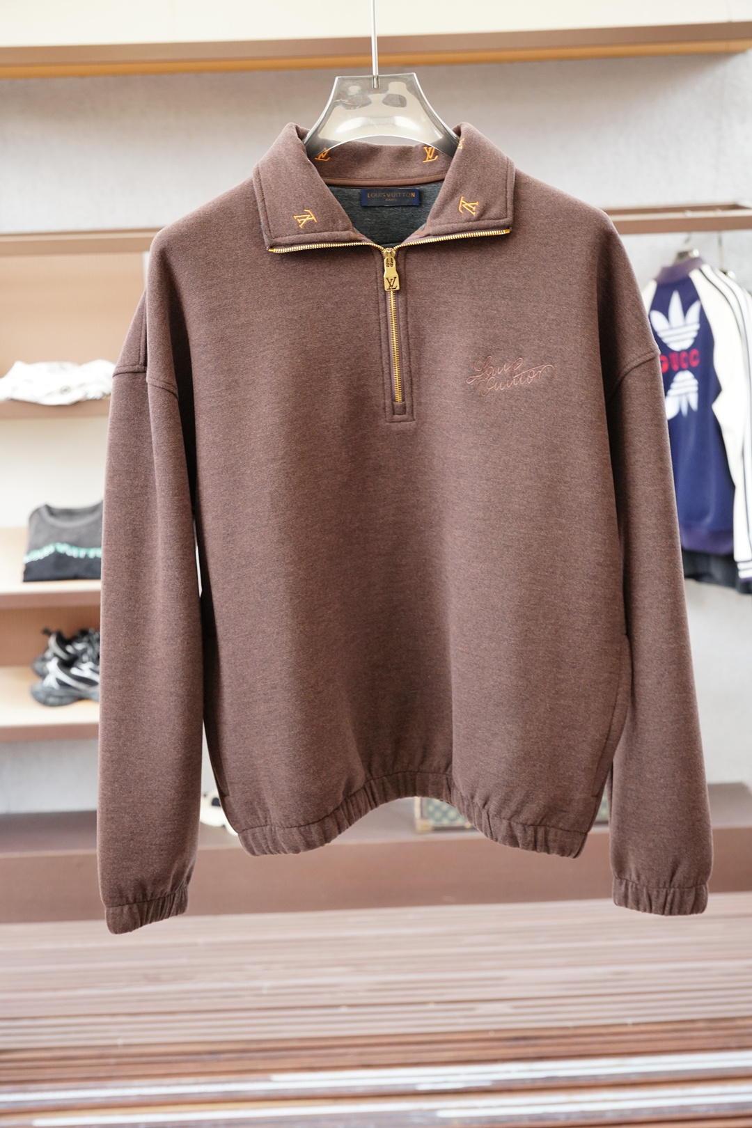 NO:573562,- LV Louis Vuitton - New Louis Vuitt*n. Fashionable and exquisite half-zip pullover sweatshirt in the 2025 autumn and winter series!  This sweatshirt is made of brushed sweatshirt fabric for a super comfortable wearing experience!  Three-dimensional tailoring, easy to wear and not picky! The three-dimensional embroidered LOGO on the chest is exquisite and dense, simple and exquisite. The pullover style with small stand-up collar and half zipper is easy to put on and take off!  Your neck will not be exposed to the cold wind in winter!  Especially suitable for outdoor sports in autumn and winter!  !  Whether it’s the outside or the exquisite workmanship inside, the brand spirit is everywhere!  The logo and details are in place!  Size M-3XL,,louis vuitton,louis vuitton,louis vuitton,hoodie,sweatshirts,alexander wang19860909- LV 路易威登-2025秋冬系列上新 Louis Vuitt*n.时尚精致半拉链套头卫衣！ 此款卫衣采用磨毛卫衣面料 超舒适的穿着体验！立体剪裁 好穿不挑人!胸前的立体刺绣LOGO精致密实,简约又精致.小立领+半拉链的套头款,方便穿脱！冬天脖子也不会暴露在冷风中！尤其适合秋冬户外运动时穿着！！不管是外侧,还是内里考究做工,无处不在的品牌精神！标志,细节很到位！尺码M-3XL,,louis vuitton,louis vuitton,louis vuitton,hoodie,sweatshirts,alexander wang,Men's clothing