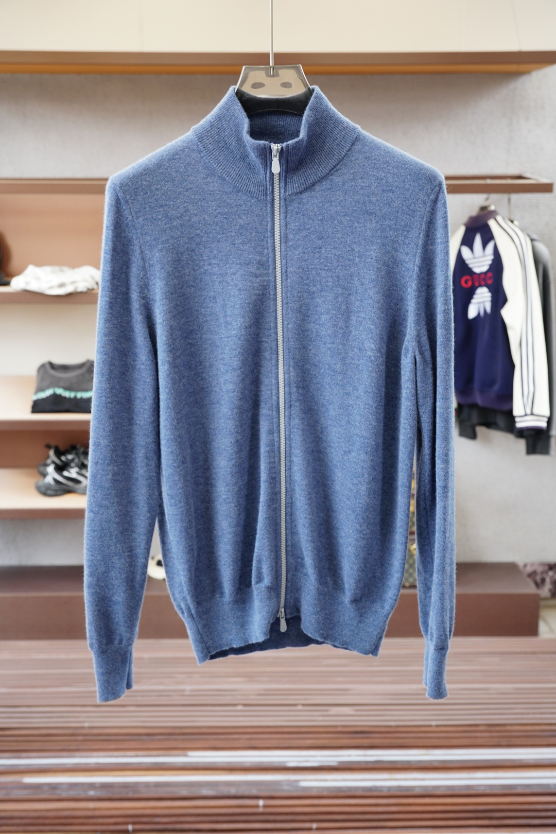 NO:573558,BC-2025 autumn and winter series is new Brunello Cucinelli. Autumn and winter fashionable men's zipper cardigan sweater, casual and fashionable double zipper puller, placket and ribbed collar, very convenient, using imported high-end top wool blended fabric, comfortable and warm, not irritating the skin, creating a casual and elegant style of wear. Luxurious classic brand element design without too much complicated craftsmanship is the fusion of design and material, a must-have artifact for autumn and winter!  Size M-3XL,, brunello cucinelli, sweaters, alexander wang19860909BC-2025秋冬系列上新  Brunello Cucinelli.秋冬时尚男士拉链开衫毛衣休闲时尚双拉链头 门襟 罗纹领 十分便利,采用进口高档顶级羊毛混纺面料,舒适保暖,不刺激皮肤,打造休闲、高雅气质的穿搭单品.奢华经典品牌元素设计 没有过多复杂的工艺 玩的就是设计与材质的融合,秋冬季必备神器！尺码M-3XL,,brunello cucinelli,sweaters,alexander wang,Men's clothing