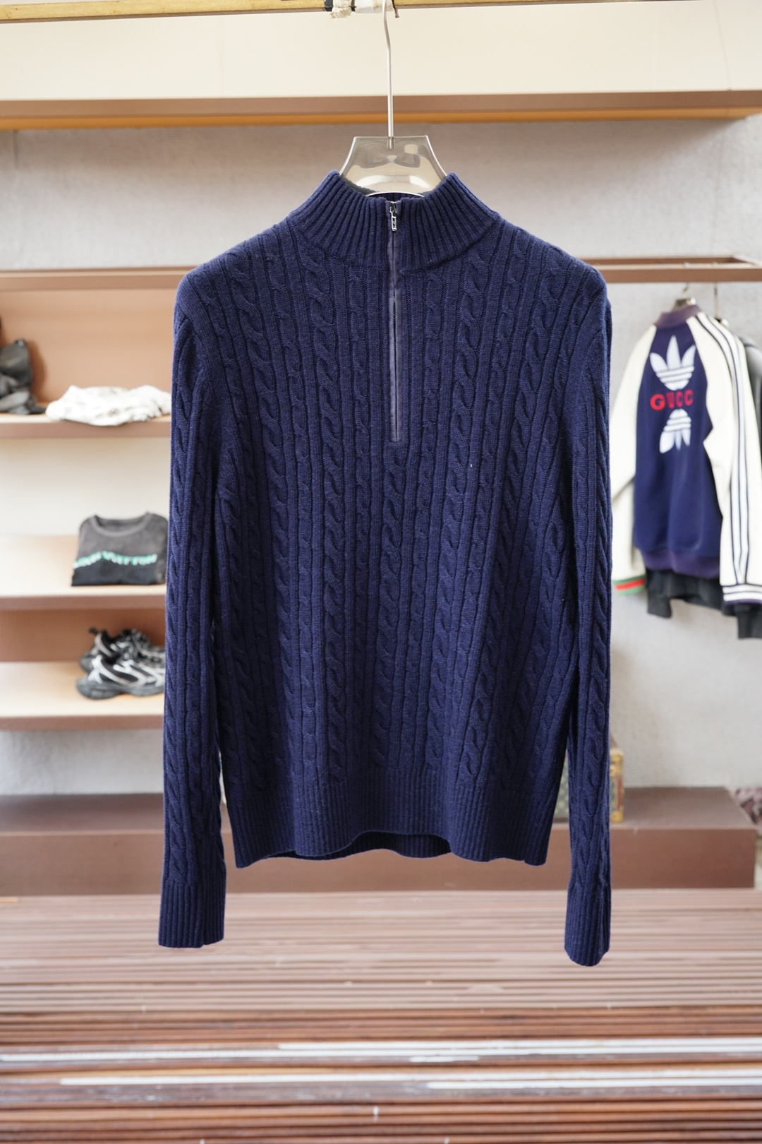 NO:573556,LP/2025 autumn and winter series new Lo*ro Pi*na half turtleneck wool sweater. The 'ultimate' representative of luxury wool, simple design, not tacky, fully demonstrating the superb tailoring and craftsmanship. It can achieve such a fashionable and high-end feel, with big-name workmanship. This sweater uses high-woven yarn blended wool 50 wool  50% nylon ensures that the clothes are both warm and comfortable. The natural softness of wool, coupled with the breathability of cotton and the elasticity of nylon and spandex, make this sweater feel delicate and will not feel scratchy when worn. Instead, it has a warm feeling close to the skin.   High-end twist texture The unique twist knitting process not only adds layering and three-dimensionality to the sweater, but also highlights the high-end and atmospheric style. The specially designed thickened version can provide sufficient warmth even in the cold season. This unique knitting process not only creates an appearance in appearance  It has a rich sense of layering and brings a sense of spontaneity and freedom when wearing it, which is very suitable for consumers who pursue casual style. This sweater focuses on versatility and practicality. Whether it is paired with simple jeans or business suit pants, it can be easily worn, showing different style charms.  In addition, the customized logo hardware on the sweater further enhances the overall grade with its light luxury and high-end texture. These hardware are carefully designed and polished, not only complementing the overall style of the sweater, but also demonstrating Loro Piana's unremitting pursuit of quality and details. Loro   With its high-quality material, exquisite craftsmanship, unique design and clever integration of brand elements, Piana's wool sweater has become a masterpiece that is not only suitable for daily casual wear, but also reflects personal taste and brand charm. Whether it is used as your own daily wear or as a gift to relatives and friends, you can feel the high quality and unique charm brought by Loro Piana. Size M-3XL,,loro piana,loro piana,jeans,sweaters,business suit,alexander wang19860909LP/2025秋冬系列上新 Lo*ro Pi*na诺u翩雅半高领羊毛针织衫 奢华毛料的“极致”代表,简约的设计,又不俗气,尽情的展示了裁剪和工艺的高超.能做到如此时尚高级感,大牌做工. 此毛衣使用了高织纱混纺羊毛50羊毛 50尼龙确保了衣物既保暖又舒适.羊毛的天然柔软性,加上棉的透气与锦纶、氨纶的弹性,使得这款毛衫触感细腻,穿着时丝毫不会感到扎人,反而有一种亲肤的温馨感. 麻花高端纹路*独特的麻花编织工艺,不仅增添了毛衣的层次感与立体感,更彰显出高端大气的风范.特别设计的加厚版型,即使在寒冷的季节也能提供充足的保暖效果.这种独特的针织工艺不仅在外观上形成了丰富的层次感,更在穿着时带来了一种随性与自由的感觉非常适合追求休闲风格的消费者.这款毛衣注重百搭与实用性.无论是搭配简约的牛仔裤,还是商务的西装裤都能轻松驾驭,展现出不同的风格魅力. 此外,毛衣上的标志定制五金件,以其轻奢而高级的质感,进一步提升了整体的档次.这些五金件经过精心设计与打磨,不仅与毛衣的整体风格相得益彰,更在细节之处展现了 Loro Piana对于品质与细节的不懈追求. Loro Piana的这款羊毛毛衣以其优质的材质、精湛的工艺、独特的设计以及品牌元素的巧妙融入,成为了一款既适合日常休闲穿着,又能彰显个人品味与品牌魅力的佳作.无论是作为自己的日常穿搭,还是作为礼物赠予亲朋好友,都能让人感受到 Loro Piana所带来的高品质与独特魅力. 尺码M-3XL,,loro piana,loro piana,jeans,sweaters,business suit,alexander wang,Men's clothing