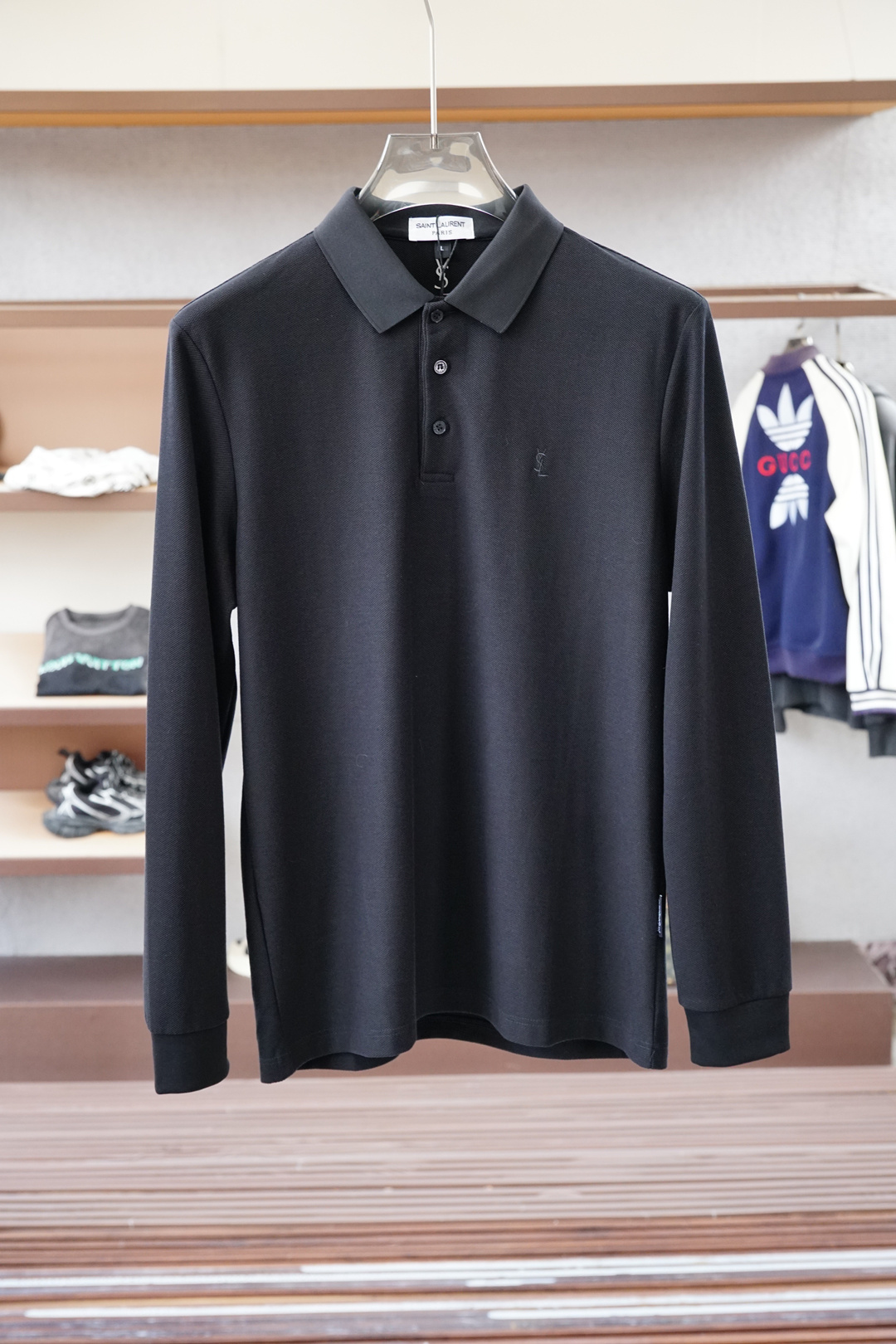 NO:573561,YSL- 2025 new products are on sale at the counter. Fashionable high-end men's long-sleeved Polo, clean and tidy design, a must-have series for the chairman's elite, comfortable and relaxed without losing the sense of grandeur. The small stand-up collar positioning design breaks the traditional constraints and is more youthful and fashionable. The embroidered logo design on the chest is more brand-recognizable. Imported top high-density 100-point high-quality Pima cotton is skin-friendly and comfortable.  It feels very delicate, has a good texture, is cool and breathable, and is not easy to wrinkle. It is a good one and can be worn alone or layered. If you like it, you can stock up in advance!  Hurry up and grab it. Sizes (M-XXX L) available for pickup the next day.,,saint laurent,alexander wang19860909YSL- 2025新品 专柜在售 时尚高端男装长袖Polo,设计干净利落整洁,董事长精英必备系列,舒适松弛又不失大气感,小立领定位设计打破传统束缚,更具年轻时尚味道,胸前刺绣Logo设计,更具品牌辨识度,进口顶极高密度100分优质皮马棉棉亲肤舒适 摸上去非常的细腻,质感很好,凉爽透气,不易起皱,不错的一款,内搭单穿都完全没问题,喜欢的亲也可以提早囤货！赶紧下手抢吧.尺码（M-XXX L）隔天取货.,,saint laurent,alexander wang,Men's clothing