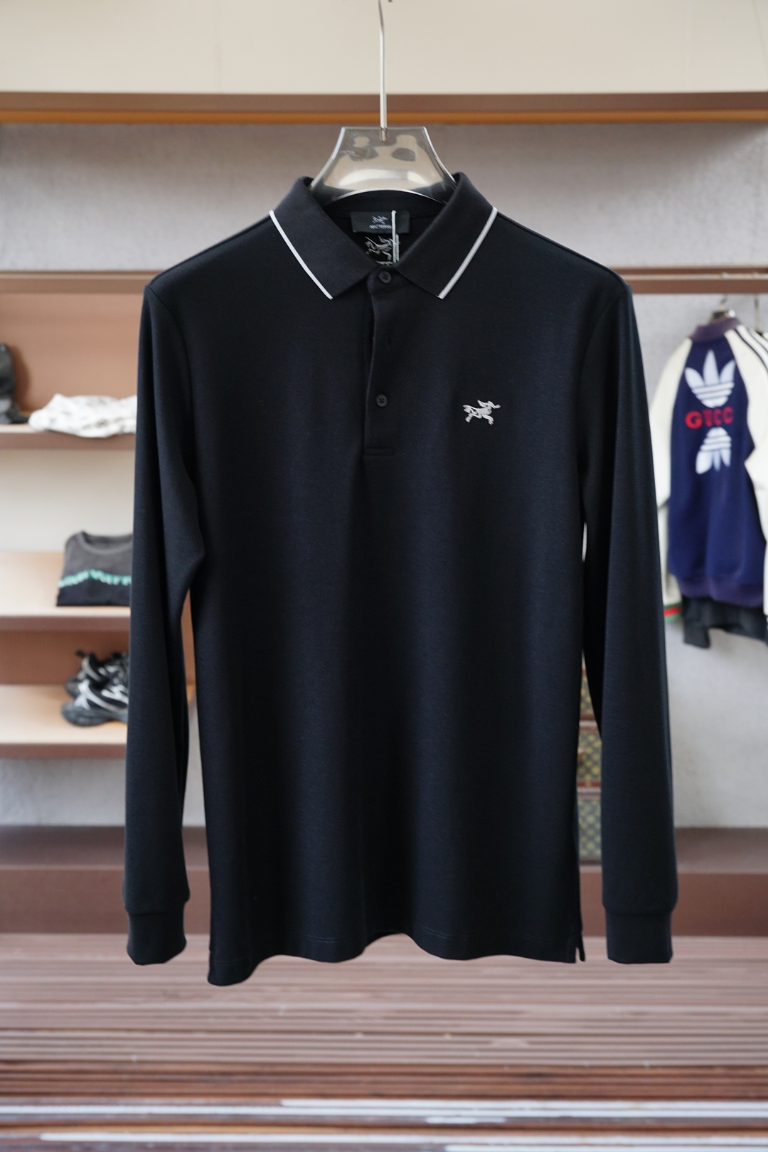 NO:597071,Arc'teryx - 2025 new products are on sale at the counter. Fashionable high-end men's long-sleeved Polo, clean and tidy design, a must-have series for the chairman's elite, comfortable and relaxed without losing the sense of grandeur. The small stand-up collar positioning design breaks the traditional constraints and is more youthful and fashionable. The embroidered logo design on the chest is more brand-recognizable. Imported top-density 100-point high-quality Pima cotton is skin-friendly and comfortable.  It feels very delicate, has a good texture, is cool and breathable, and is not easy to wrinkle. It is a good one and can be worn alone or layered. If you like it, you can stock up in advance!  Hurry up and grab it. Sizes (M-XXX L) available for pickup the next day.,arc'teryx,alexander wang19860909始祖鸟- 2025新品 专柜在售 时尚高端男装长袖Polo,设计干净利落整洁,董事长精英必备系列,舒适松弛又不失大气感,小立领定位设计打破传统束缚,更具年轻时尚味道,胸前刺绣Logo设计,更具品牌辨识度,进口顶极高密度100分优质皮马棉棉亲肤舒适 摸上去非常的细腻,质感很好,凉爽透气,不易起皱,不错的一款,内搭单穿都完全没问题,喜欢的亲也可以提早囤货！赶紧下手抢吧.尺码（M-XXX L）隔天取货.,arc'teryx,alexander wang,Men's clothing